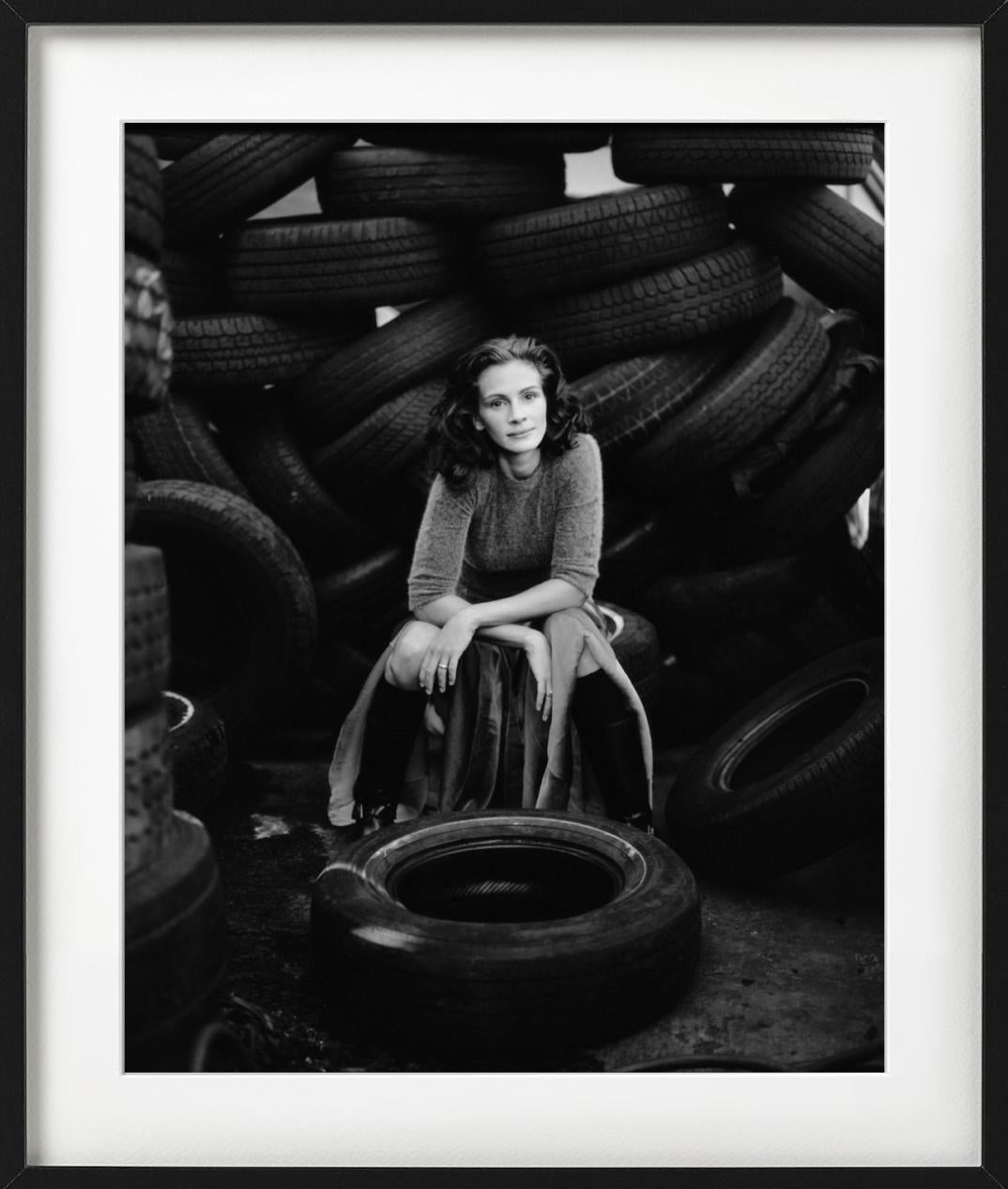Julia Roberts - Retrato de la Actriz Entre Neumáticos, Fotografía artística 1998 - Portrait Photograph Gris de Timothy White