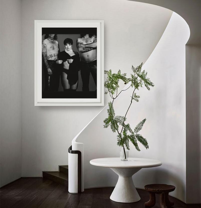 'Liza Minnelli' - in perle in posa con due uomini, fotografia artistica, 1996 in vendita 6