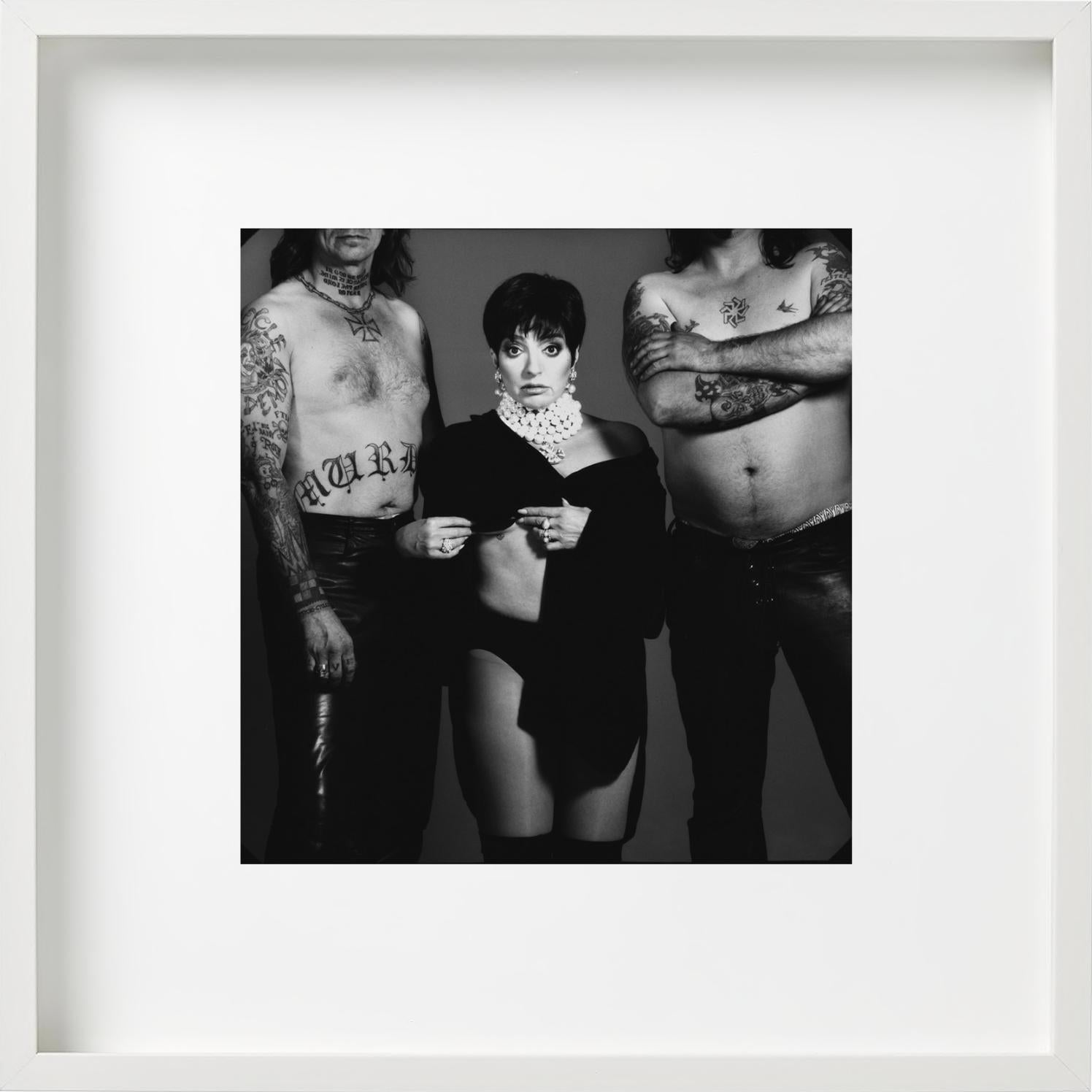 'Liza Minnelli' - in perle in posa con due uomini, fotografia artistica, 1996 in vendita 7