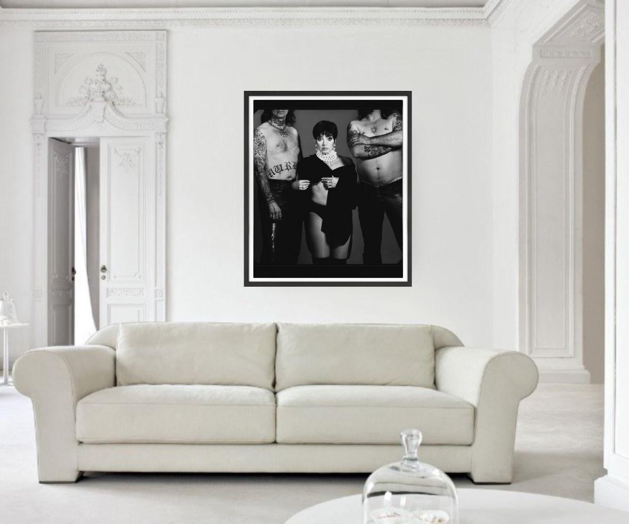 'Liza Minnelli' - in perle in posa con due uomini, fotografia artistica, 1996 in vendita 3