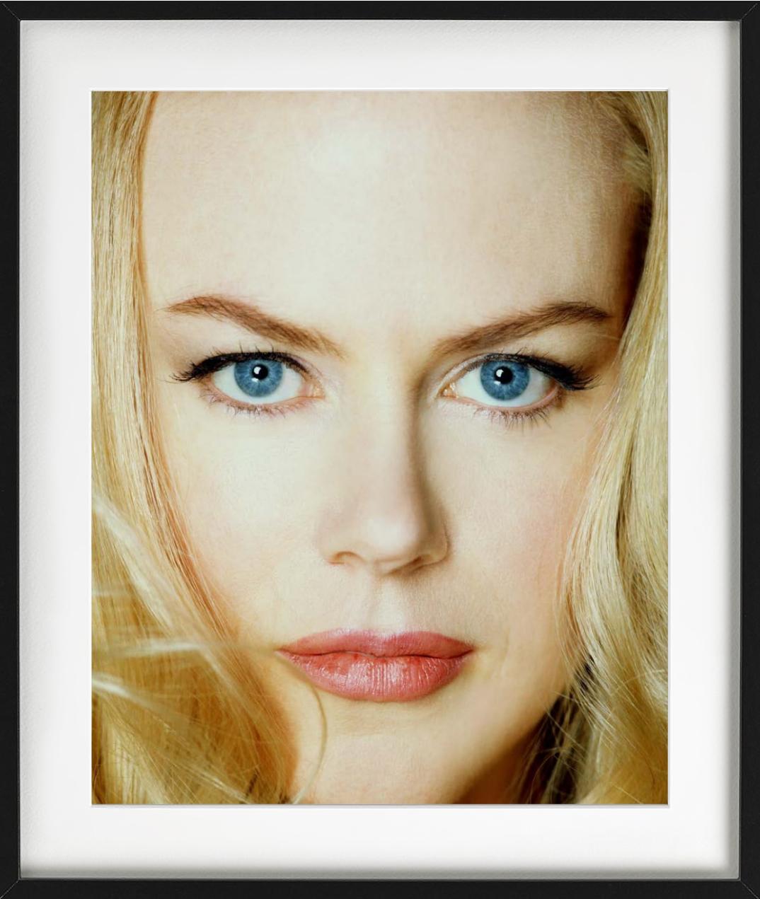Nicole Kidman, portrait en couleur en gros plan, photographie d'art, 2003 - Beige Color Photograph par Timothy White