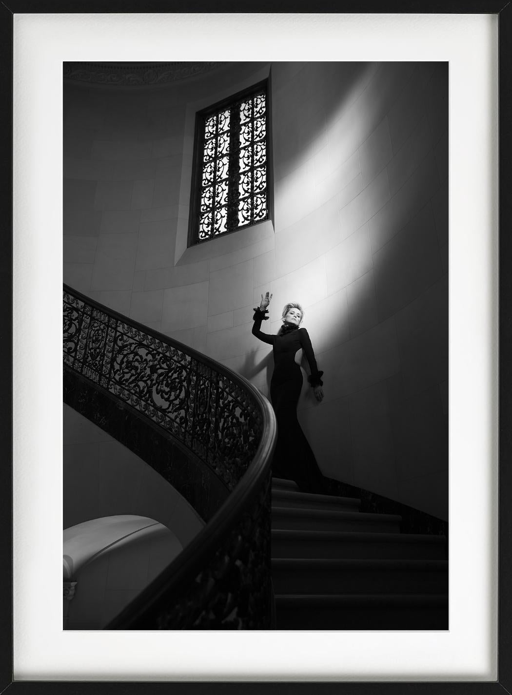 SHARON STONE - Treppenhaus, Schwarz-Weiß, Kunstfotografie im Angebot 6