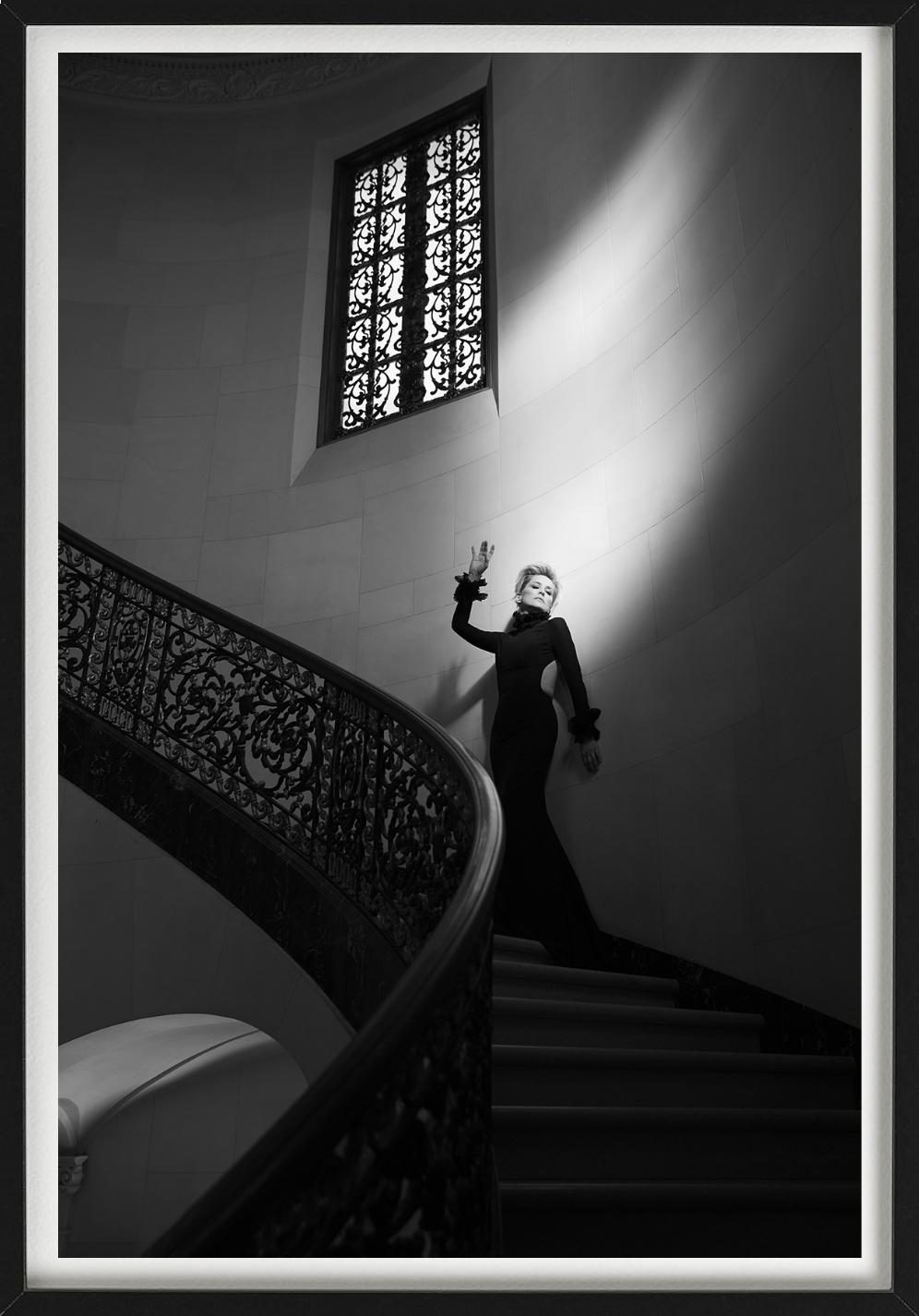 SHARON STONE - Treppenhaus, Schwarz-Weiß, Kunstfotografie – Photograph von Timothy White