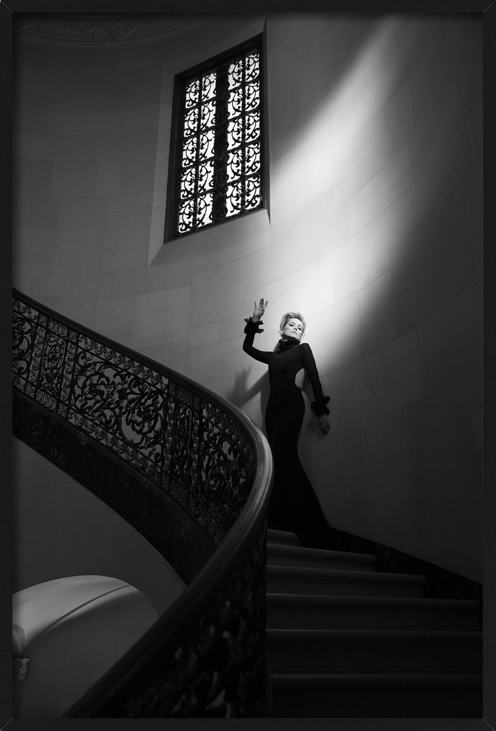 SHARON STONE - Treppenhaus, Schwarz-Weiß, Kunstfotografie (Zeitgenössisch), Photograph, von Timothy White