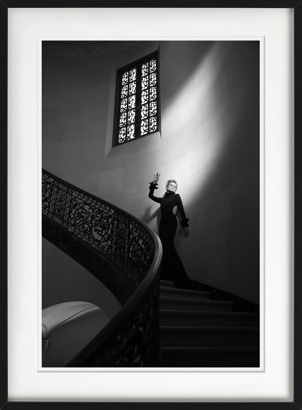 Sharon Stone geht eine Treppe in dramatischem Licht hinauf, von Timothy White.

Alle Drucke sind in limitierter Auflage erhältlich. Erhältlich in mehreren Größen. Hochwertige Einrahmung auf Anfrage.

Alle Drucke werden von der Künstlerin oder dem