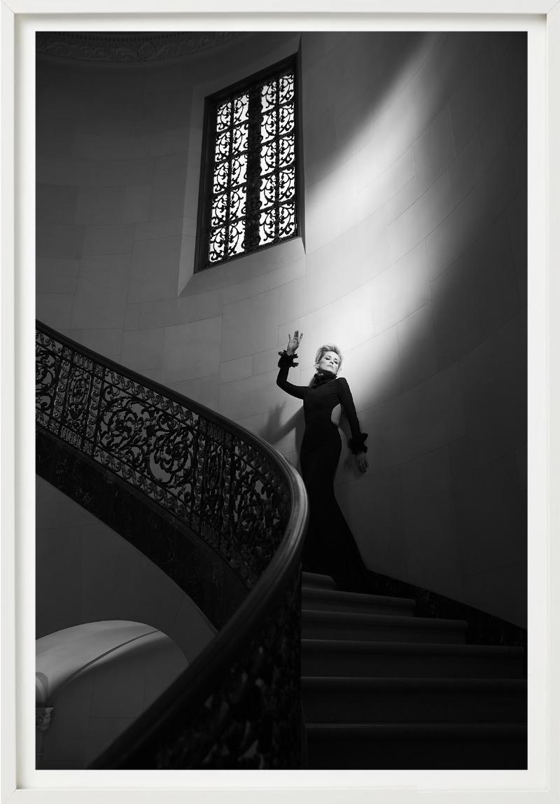 SHARON STONE - Treppenhaus, Schwarz-Weiß, Kunstfotografie im Angebot 1