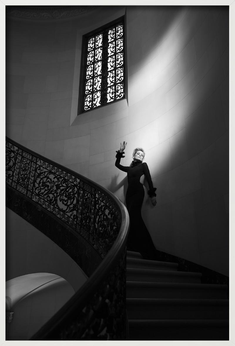 SHARON STONE - Treppenhaus, Schwarz-Weiß, Kunstfotografie im Angebot 2