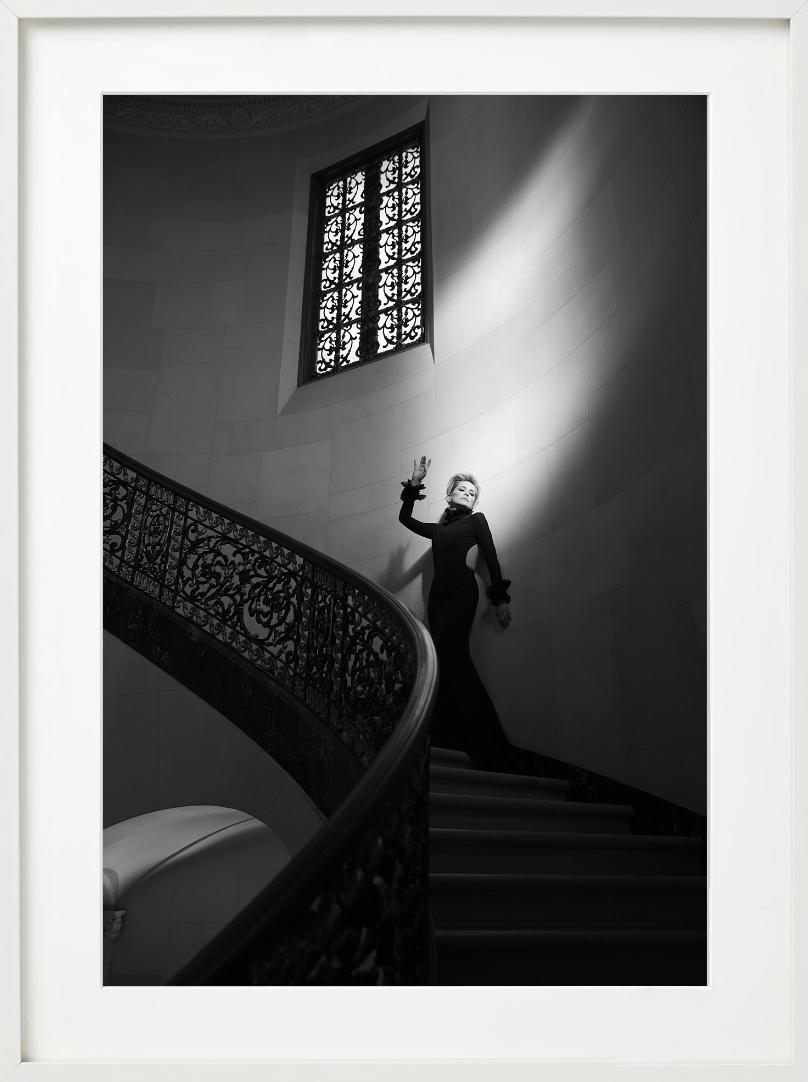 SHARON STONE - Treppenhaus, Schwarz-Weiß, Kunstfotografie im Angebot 3