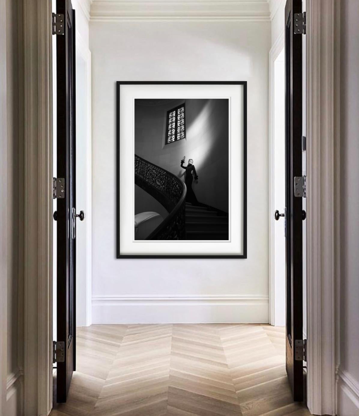 SHARON STONE - Treppenhaus, Schwarz-Weiß, Kunstfotografie im Angebot 5
