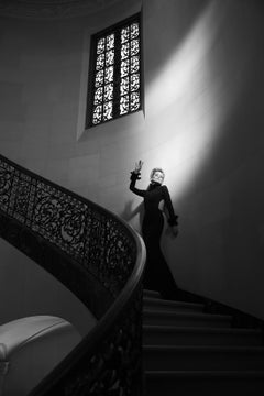 SHARON STONE - Treppenhaus, Schwarz-Weiß, Kunstfotografie