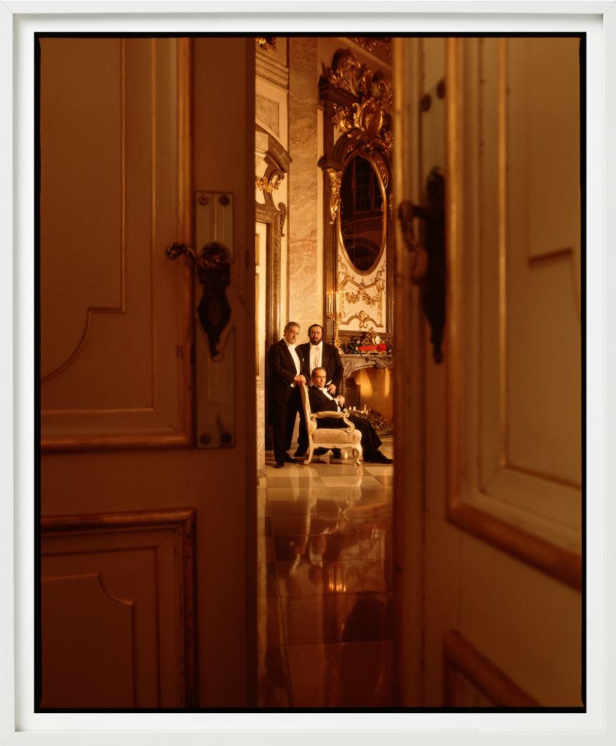 Les trois ténors, photographie d'art - Marron Color Photograph par Timothy White