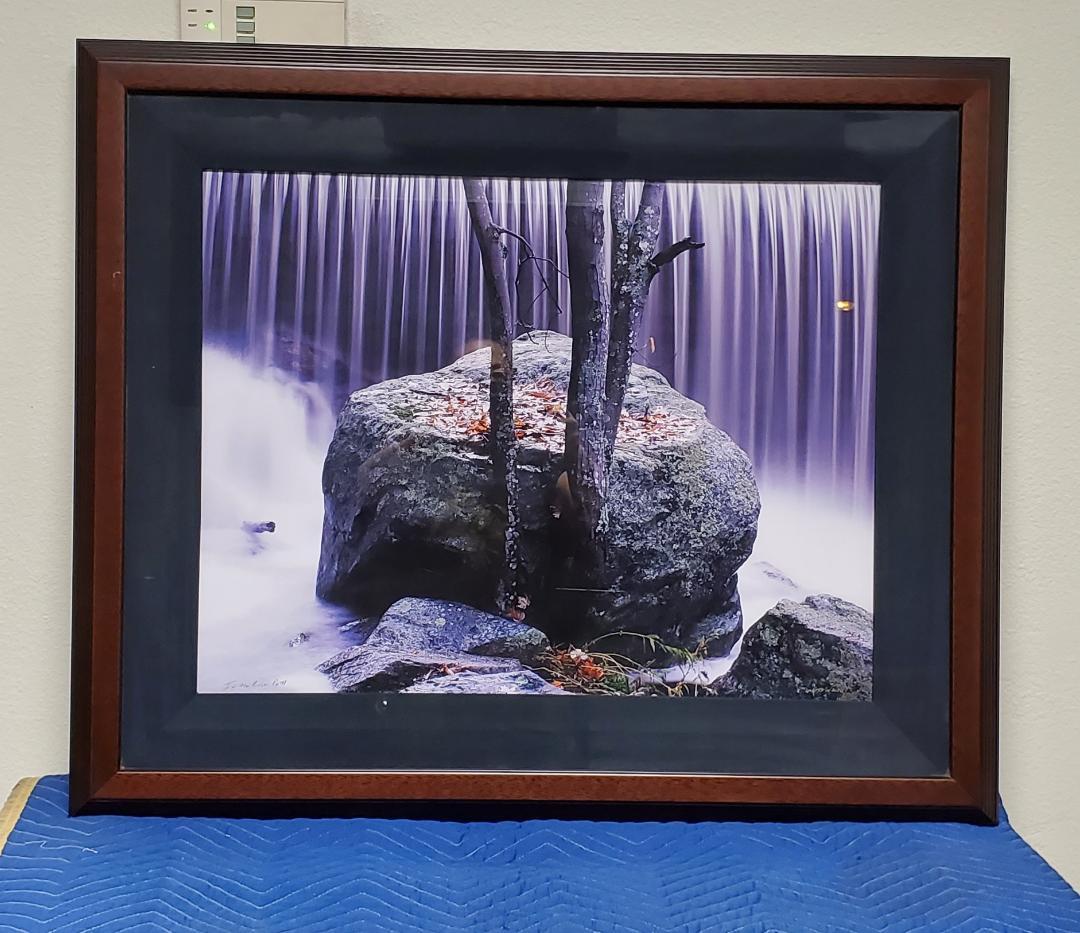 Timothy Wolcott Un maestro della fotografia e un fotografo di Nature.
Il suo pezzo d'arte incorniciato qui elencato si trova nel Parco Nazionale delle Great Smoky Mountains, in North Carolina.
Questa è una foto incorniciata, opacizzata, datata e