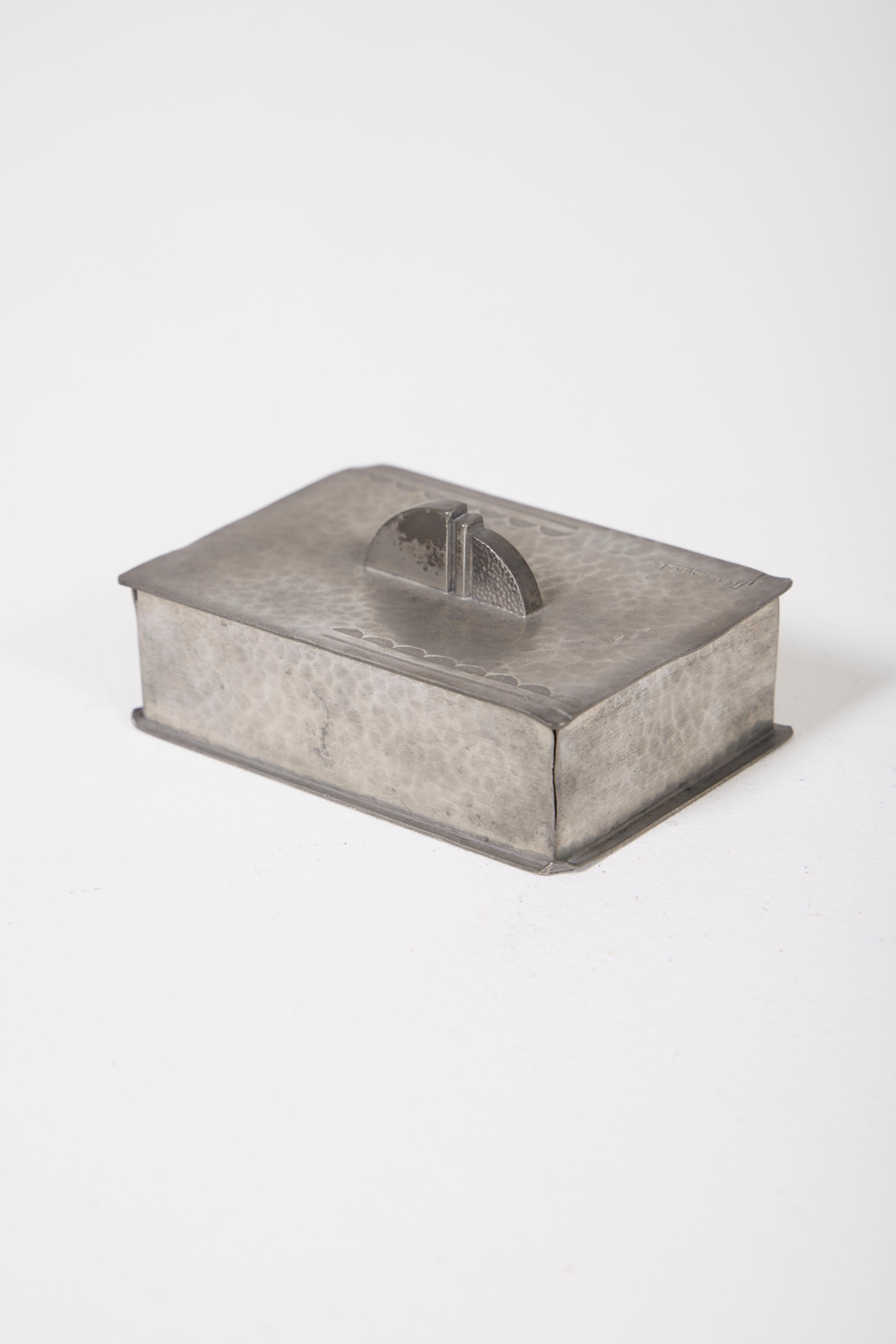 Tin box by designer René Delavan, 1930s. In very good condition.
LP1768