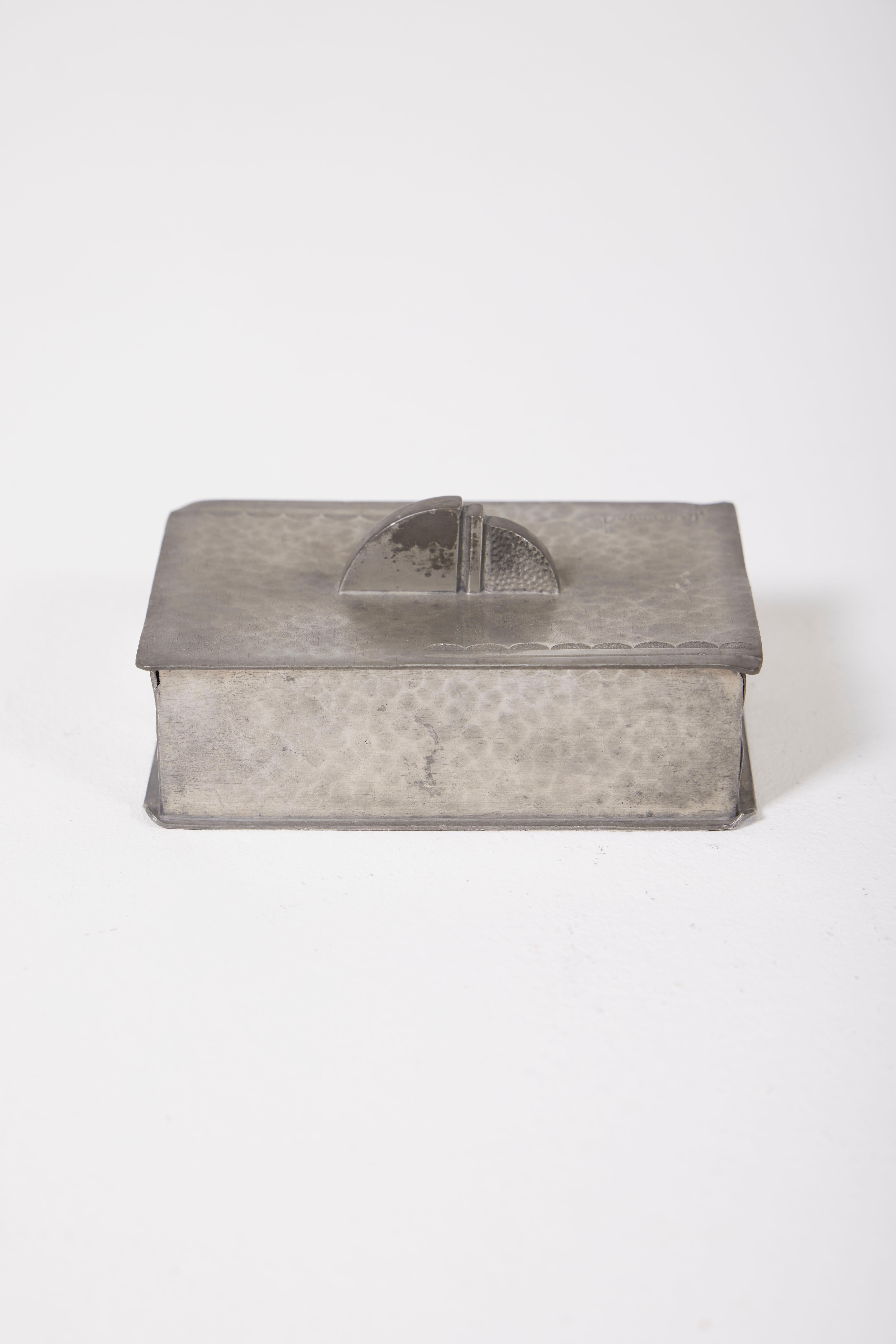 Tin box by designer René Delavan In Good Condition In PARIS, FR
