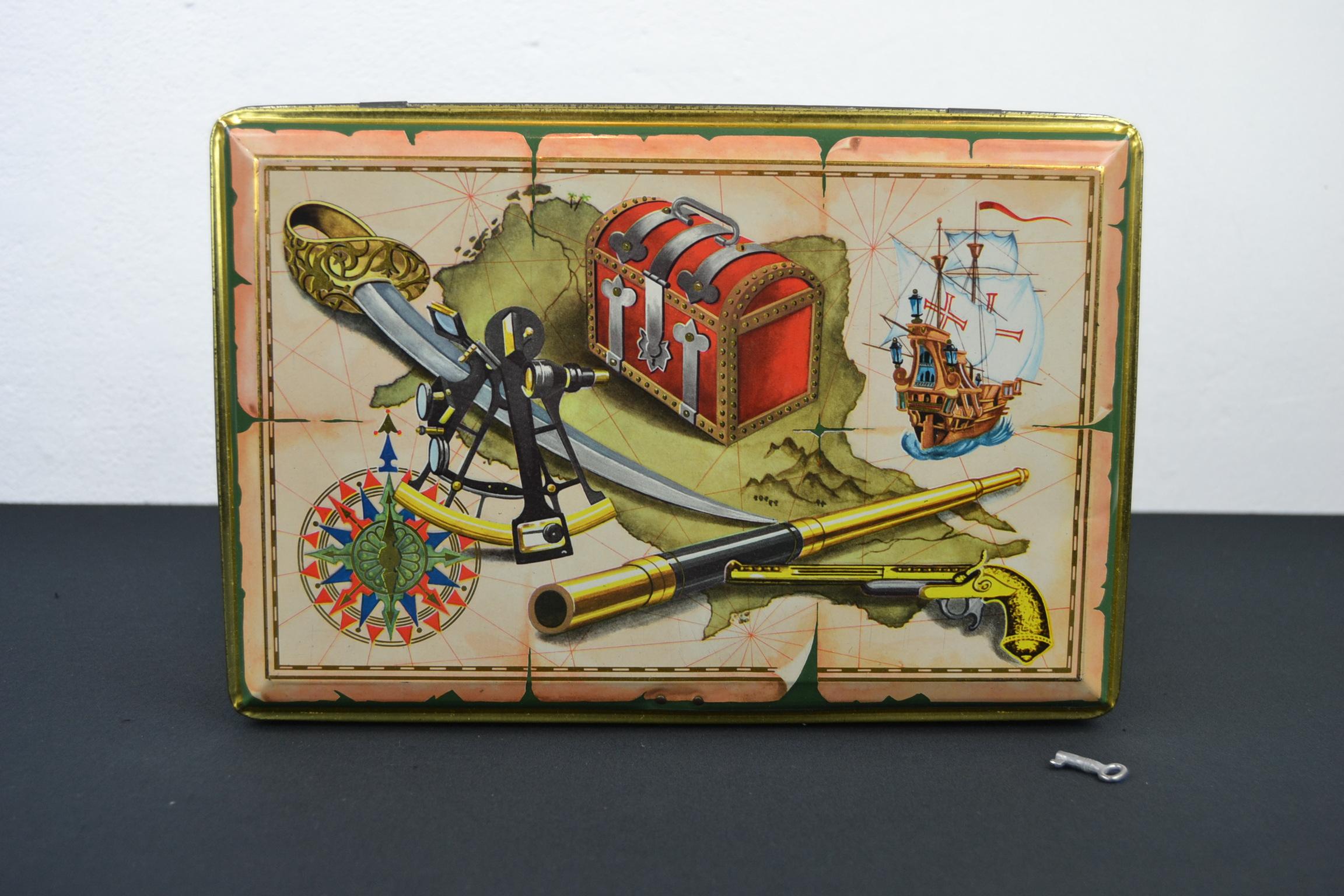 Tin box Theme Pirate, 1950s In Good Condition For Sale In Antwerp, BE