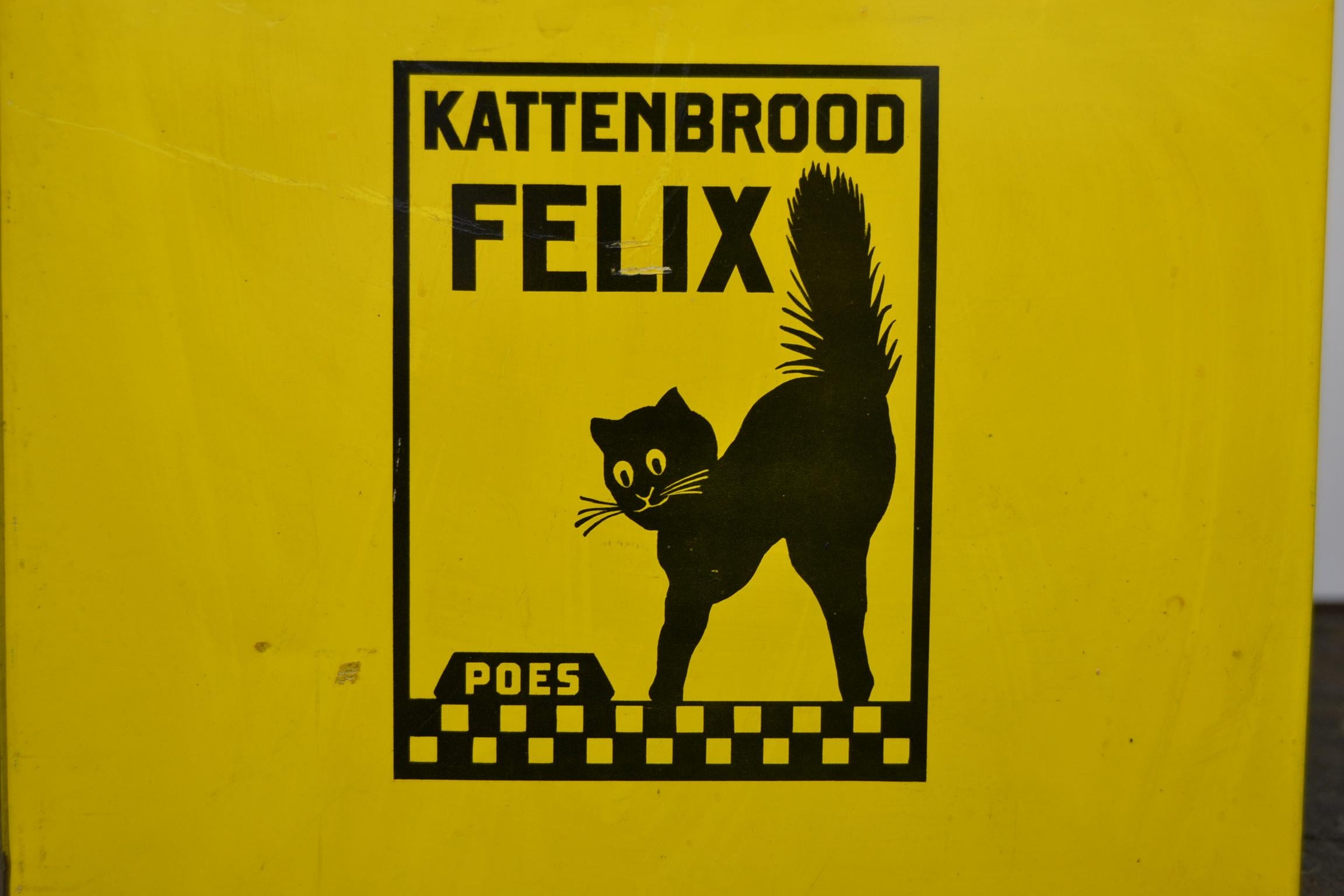 Tin Box with Felix the Cat, Mid-20th Century , Holland  In Good Condition In Antwerp, BE