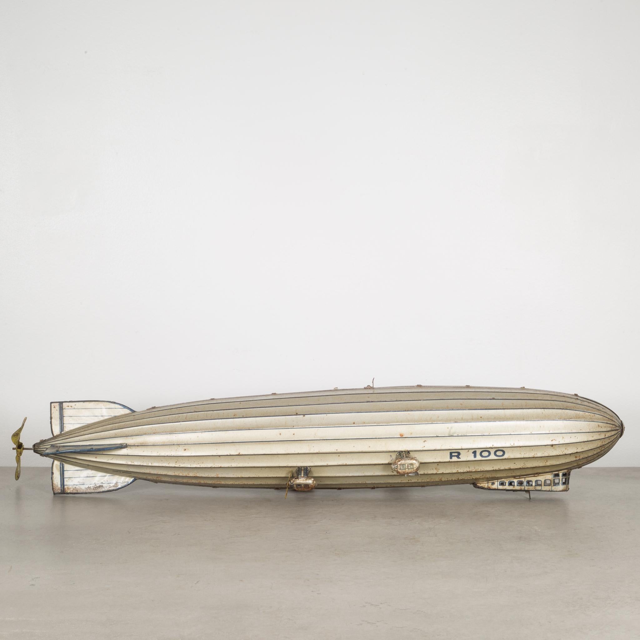 Peint à la main Jouet à remontoir en étain Graf Zeppelin d'Allemagne, datant d'environ 1930