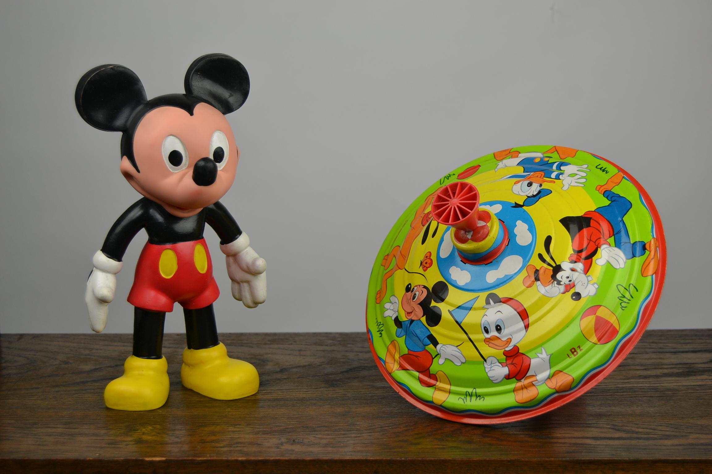 Jouet toupie vintage en étain avec de nombreux personnages de Walt Disney : 
Mickey Mouse, Goofy, Pluto, Donald Duck.
Ce jouet en fer-blanc a été produit en Allemagne de l'Ouest par LBZ Toys, Lorenz Bolz Zirndorf. 

Jouets du milieu du 20e