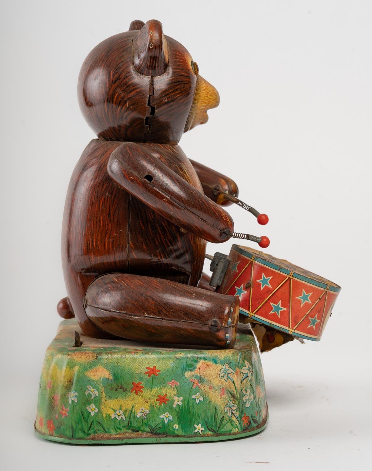 Tin toy, Bear with tambourine, not working, to be restored, very decorative.
Measures: H: 24 cm, W: 19 cm, D: 19 cm.