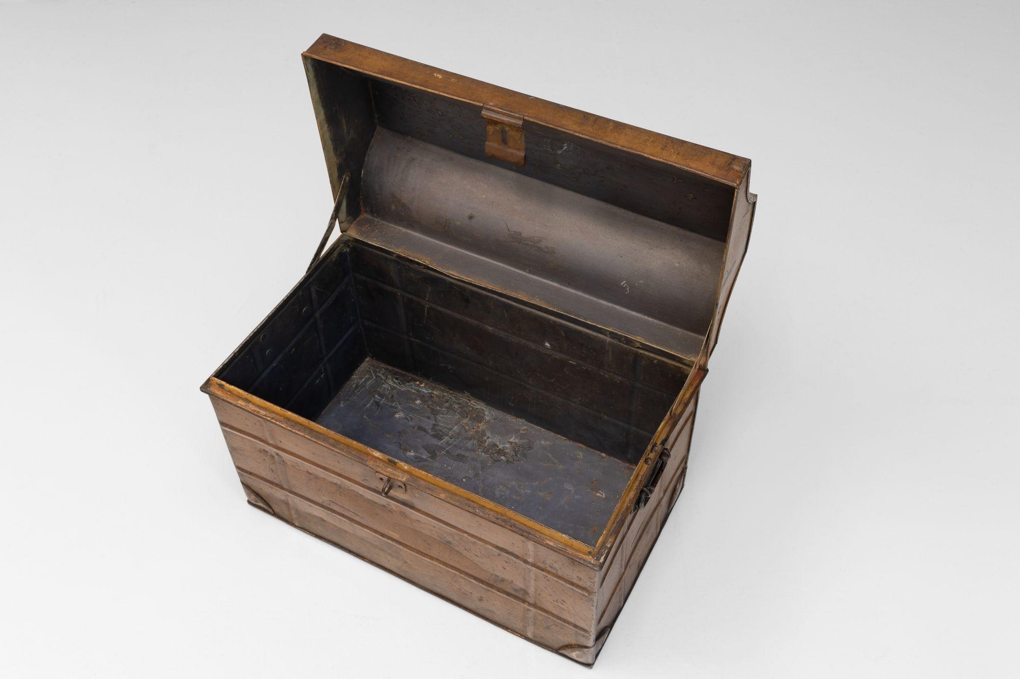 Tin Trunk In Good Condition For Sale In London, England