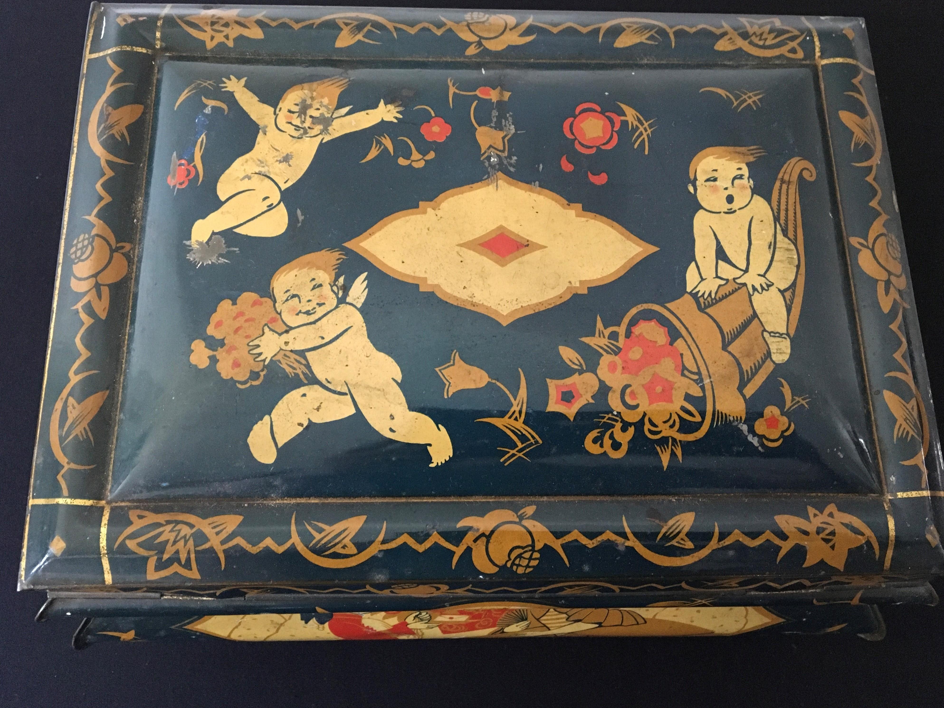 Tin with Angels, Cupids, Marquis and Marquise In Good Condition For Sale In Retie, BE