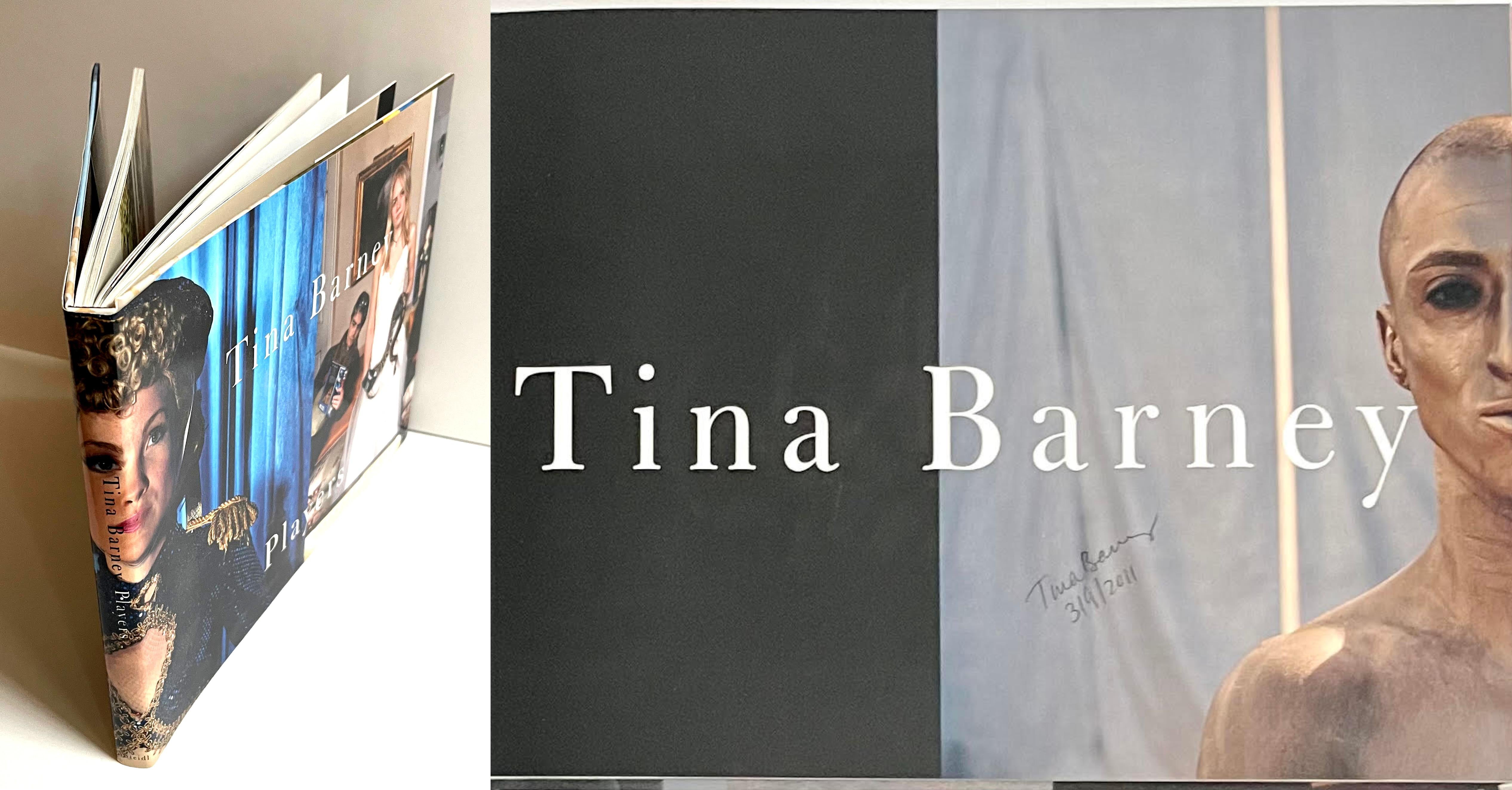 Tina Barney
Spieler (signiert und datiert von Tina Barney), 2010
Gebundene Monografie mit Schutzumschlag (handsigniert und datiert von Tina Barney)
Unterzeichnet und datiert am 3/9/2011 von Tina Barney
9 × 12 × 3/4 Zoll

Signiert und datiert