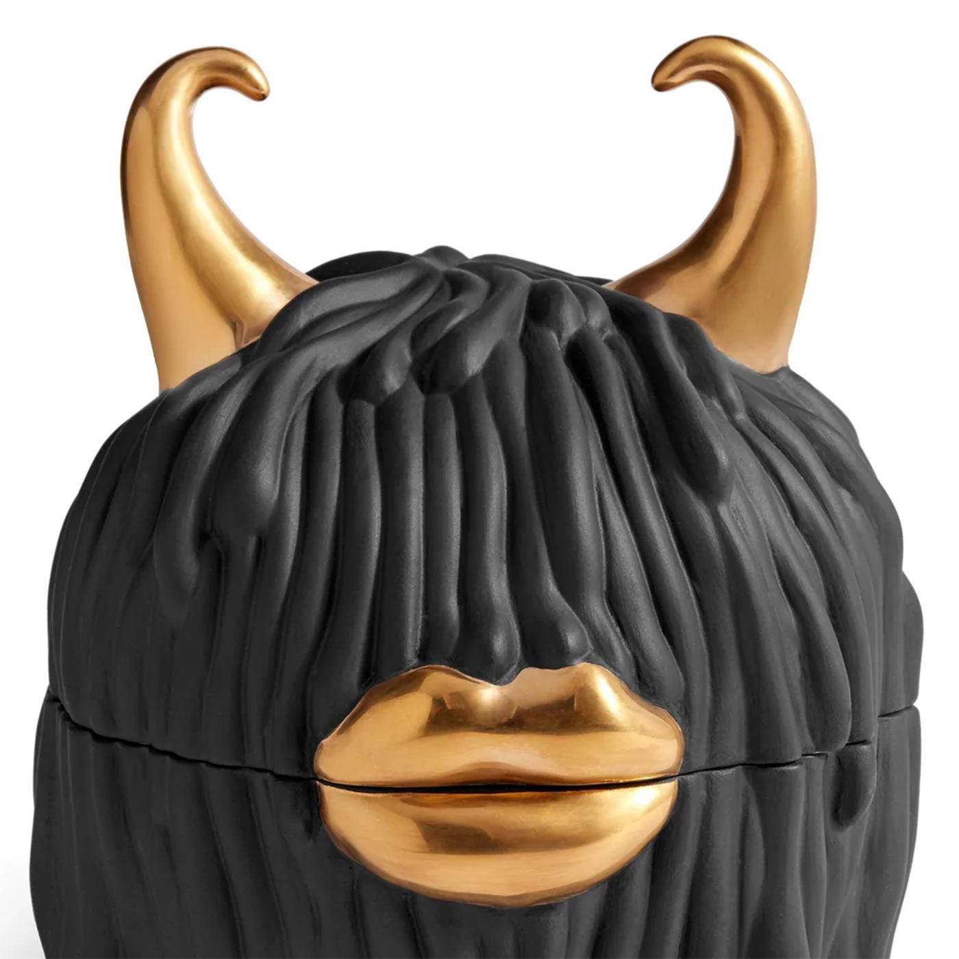 Caja Tina Black de porcelana en negro y dorado 
acabado chapado 24K, caja provista de tapa y 
4 platos pequeños. Se entrega en una lujosa caja de regalo.
