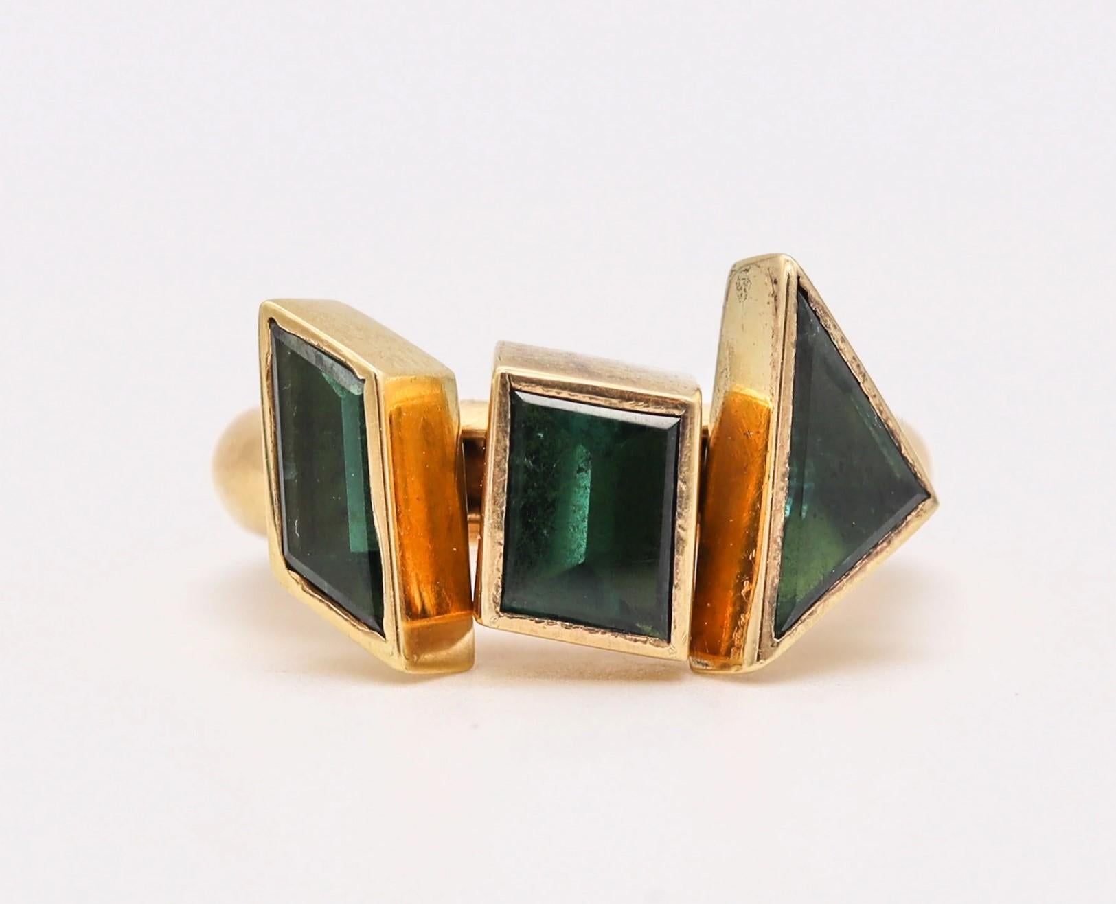 Ein kinetischer Ring, entworfen von Tina Engell.

Ein wunderschönes Einzelstück, das 1997 von der Schmuckdesignerin und Goldschmiedin Tina Engell in London, England, entworfen wurde. Diese tragbare kleine kinetische Skulptur ist aus massivem