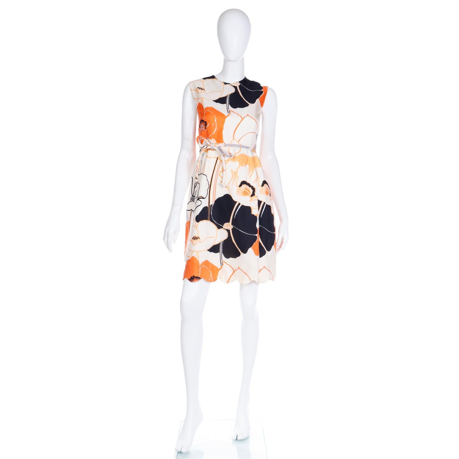 Dieses Vintage-Kleid aus geblümter Seide von Tina Leser Original wurde in den 1960er Jahren entworfen, ist aber immer noch modern genug, um heute getragen zu werden! Dieses gewagte, farbenfrohe Kleid ist vollständig gefüttert und wird mit dem