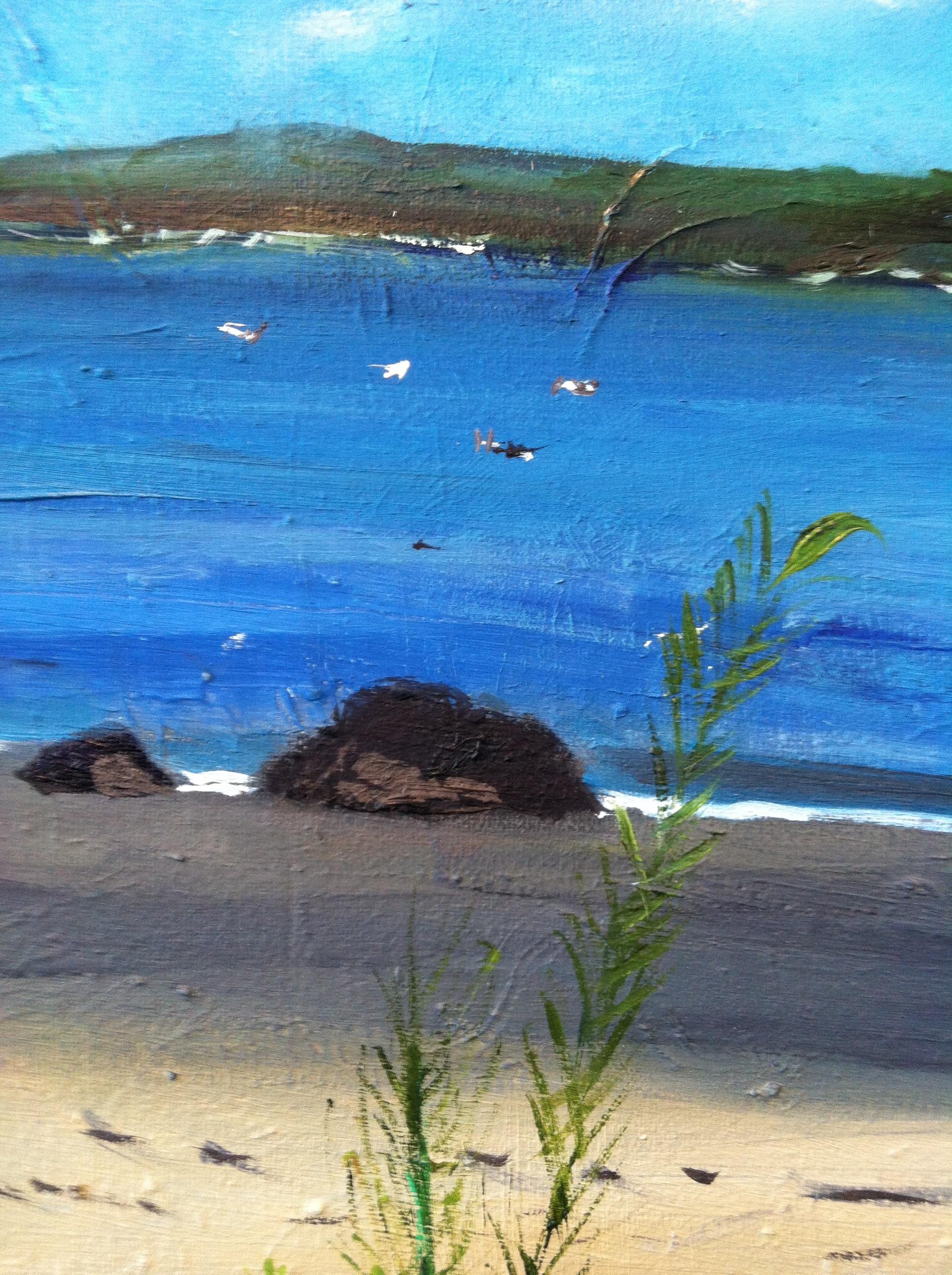 Dieses Ölgemälde auf Leinwand zeigt einen Panoramablick auf das Wasser in Gloucester, Massachusetts. Dieses schöne Gemälde zeigt eine allgemeine Wasserszene mit Booten an einem herrlich klaren Tag und ansprechend blauem Meer. Im Vordergrund befindet