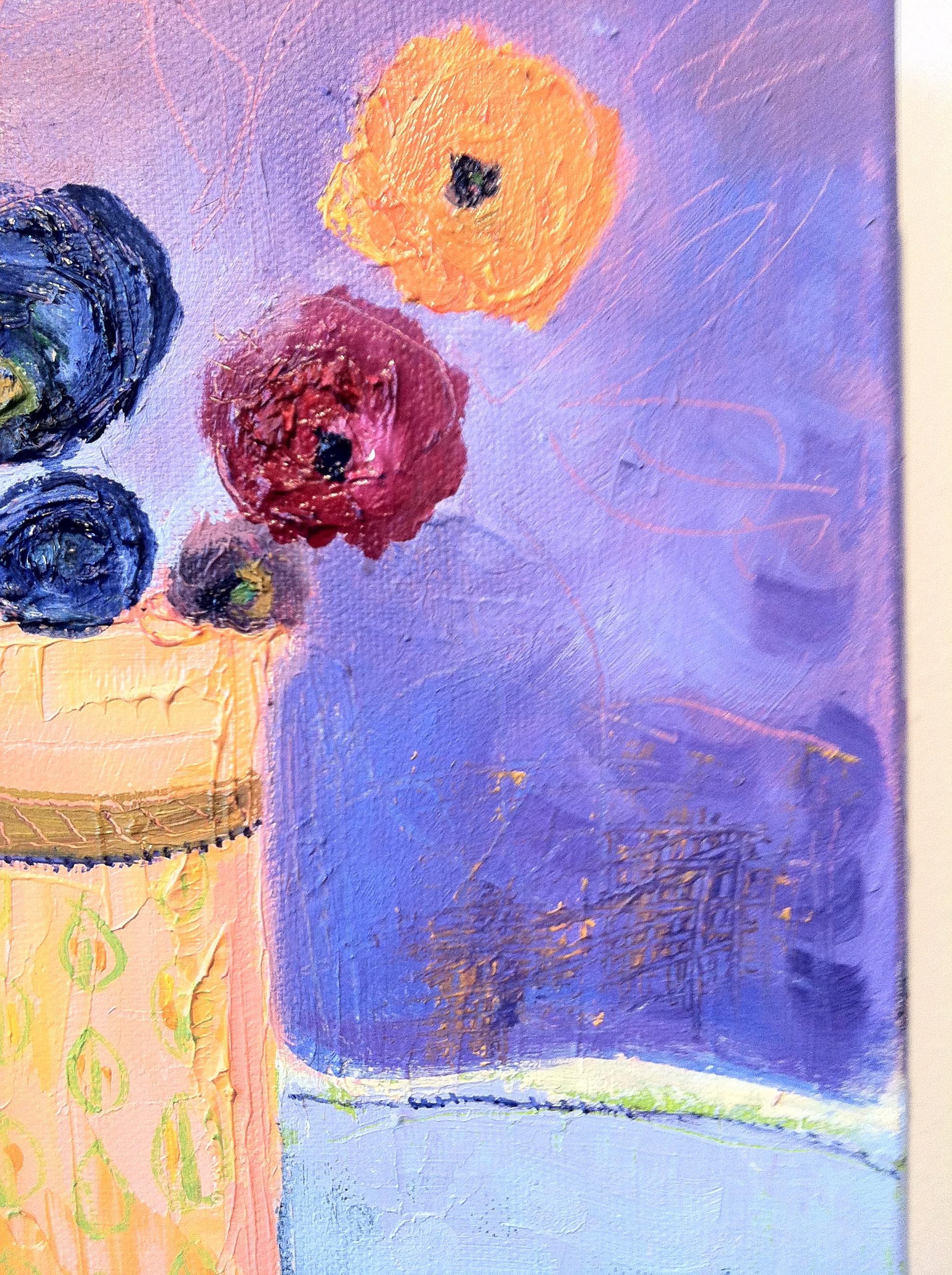Cette peinture de nature morte sur toile est réalisée à l'huile. Elle se concentre sur une poignée de fleurs, presque abstraites dans leur forme, qui sont maintenues par un vase de couleur abricot. L'interaction entre le fond violet, la nappe bleu
