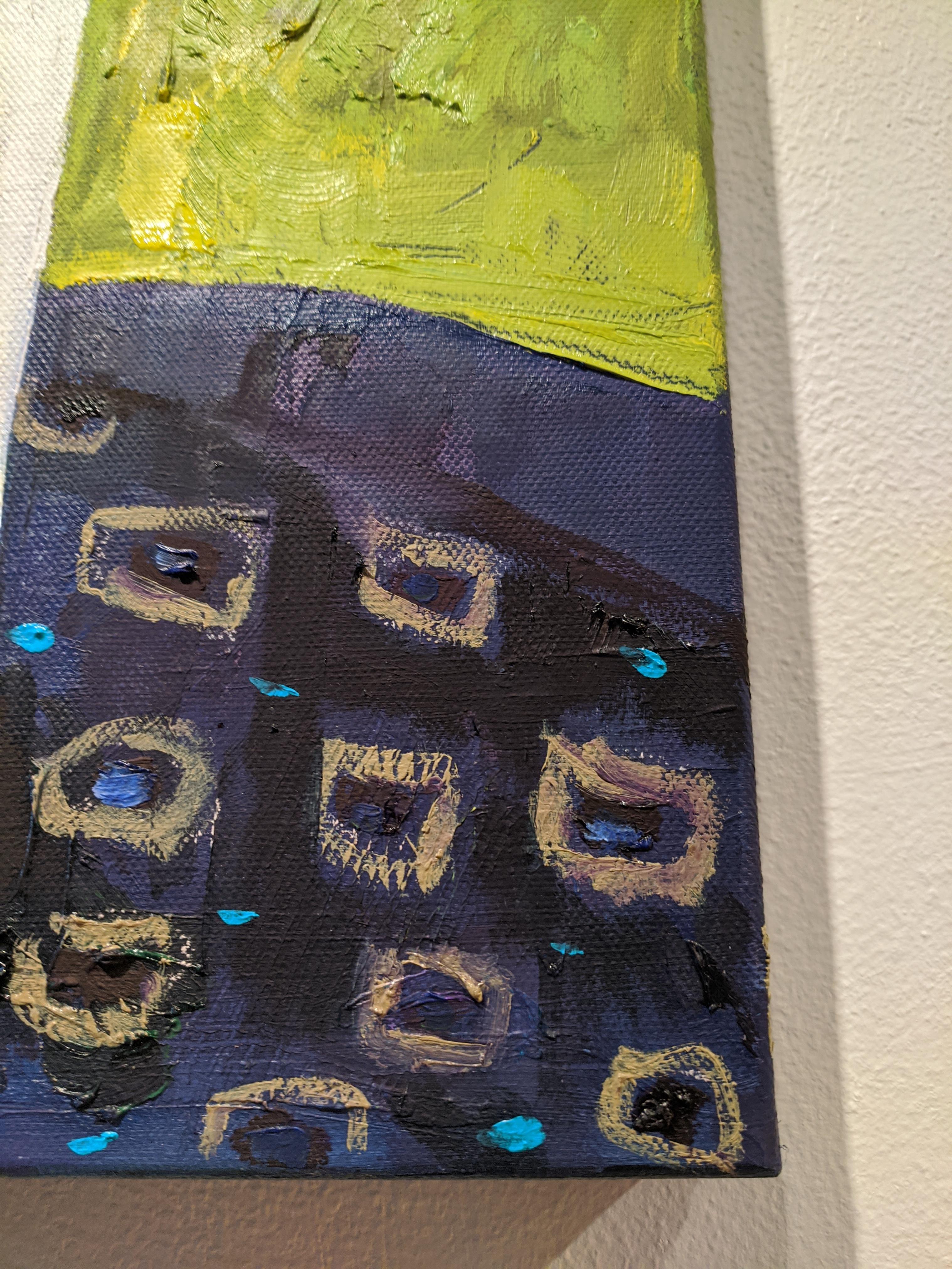 Este bodegón al óleo sobre lienzo muestra un jarrón de un blanco crudo con un ramo de flores amarillas y verde azulado. El jarrón blanco descansa sobre un mantel azul marino con un diseño que recuerda sutilmente a la pintura de Klimt. El fondo está