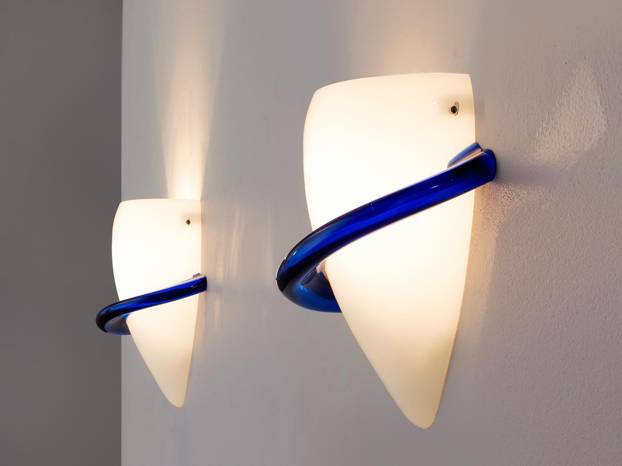 Tina Marie Aufiero for Venini, pair of sconces, glass, Italy 1985.

Elegant pair of wall-lights in white and blue colored glass by the Italian manufacturer Venini. These lights show soft and curved forms, which gives them their elegance. The blue