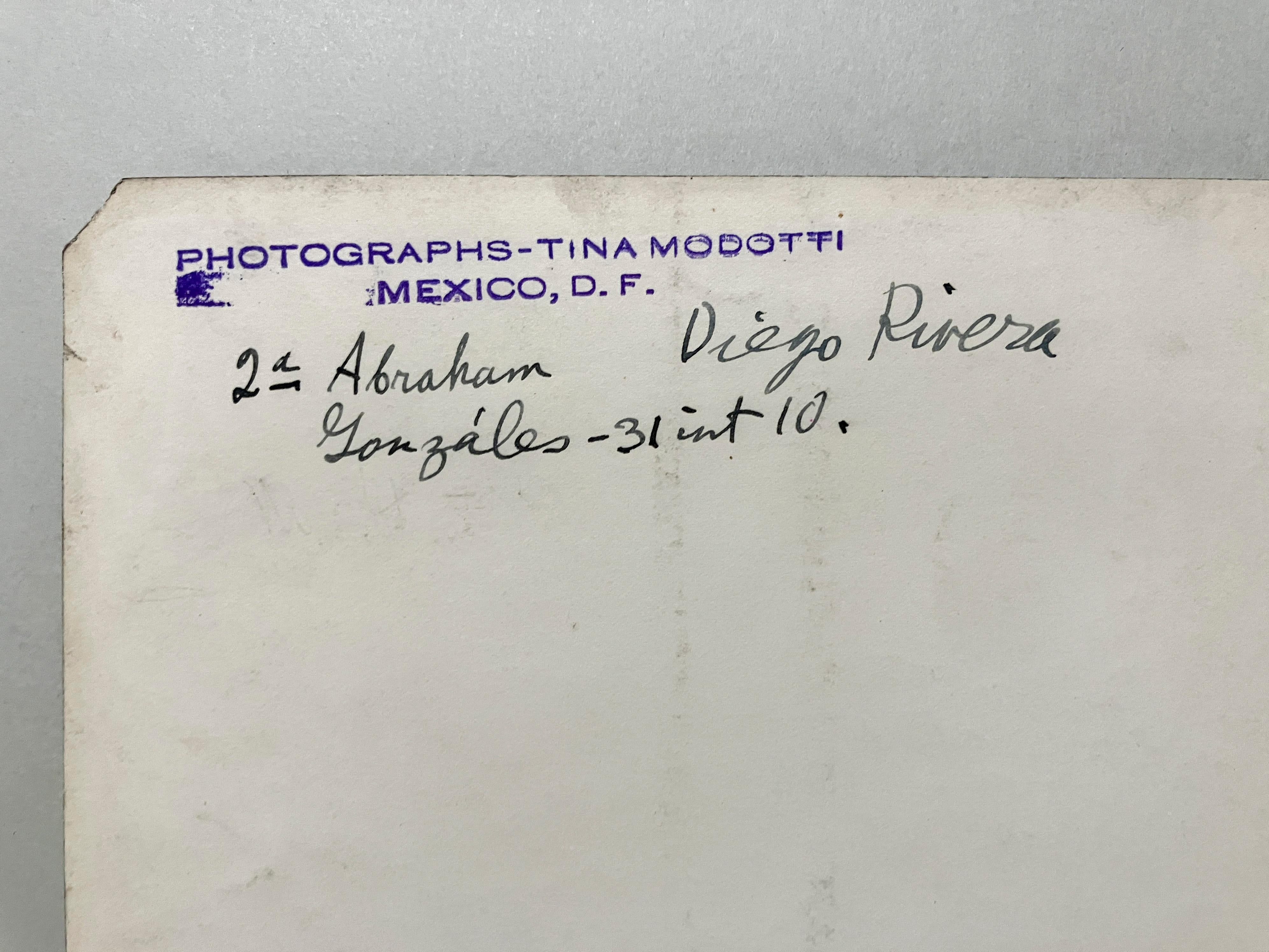 Silbergelatineabzug aus den 1920er Jahren von Tina Modotti von einem Fresko von Diego Rivera im Angebot 5