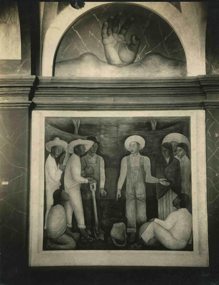 Eine Fotografie von Tina Modotti aus den 1920er Jahren von einem Wandgemälde von Diego Rivera, das die Landwirtschaftsschule in Chapingo, Mexiko, zeigt.  Rückseitig gestempelt "Photographs-Tina Modotti Mexico, D.F.".

Tina Modotti wurde 1896 in