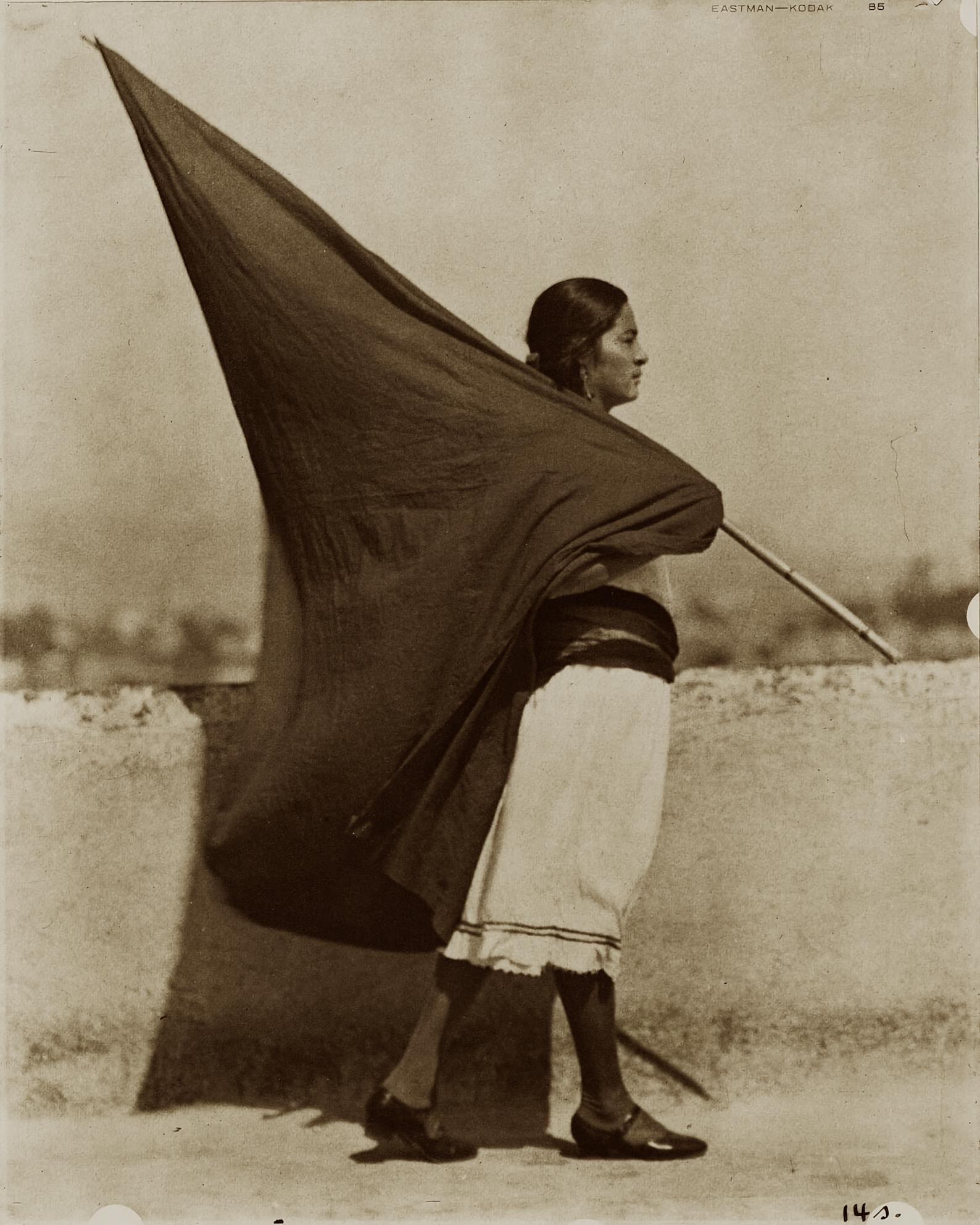 Tina Modotti Portrait Photograph – Frau mit Flagge, Mexiko-Stadt