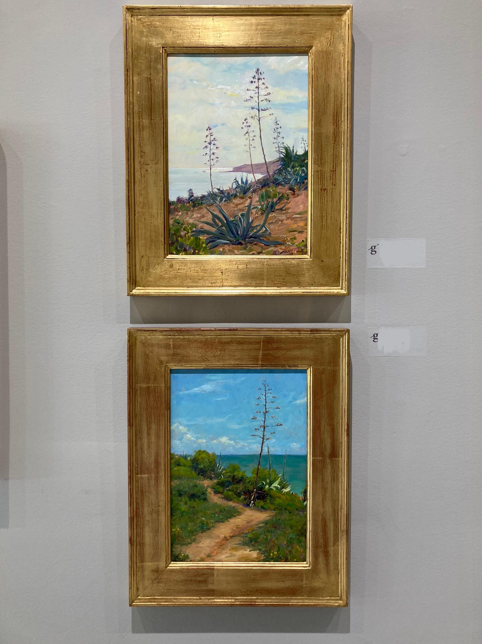 Peinture à l'huile d'une fleur d'agave se détachant sur un ciel brumeux, les nuages et les fleurs étant éclairés par le soleil. En contrebas, l'océan reflète les nuages blancs et les reflets du soleil. Les agaves poussent au bord d'une falaise,
