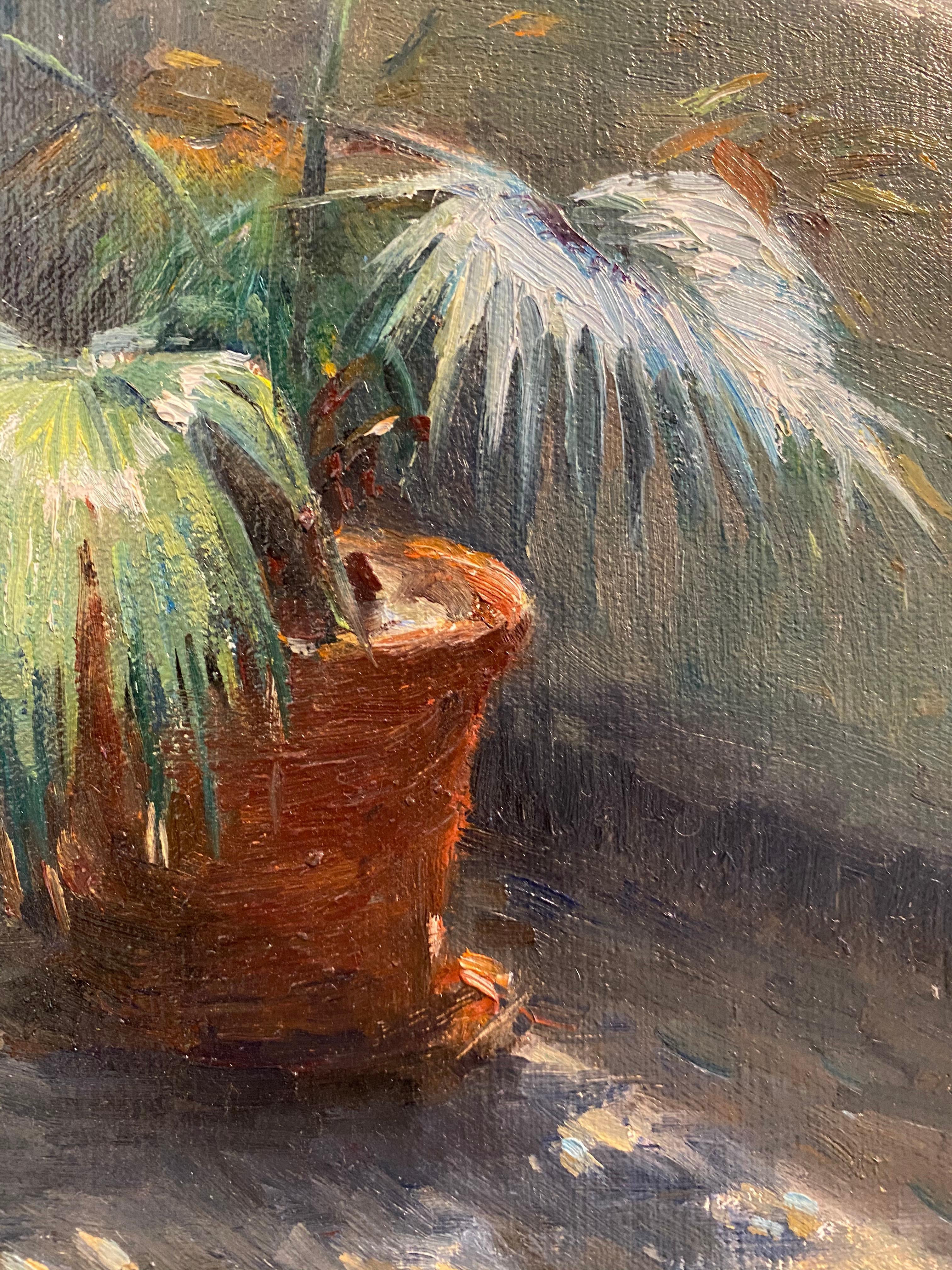 Quadro a olio di una pianta d'appartamento, situato in una zona giorno accanto a una finestra. La luce del sole esterno proietta all'interno un riflesso luminoso sul terreno. 

Dimensioni del dipinto: 11 x 14 pollici
Dimensioni incorniciate: 19 x 15