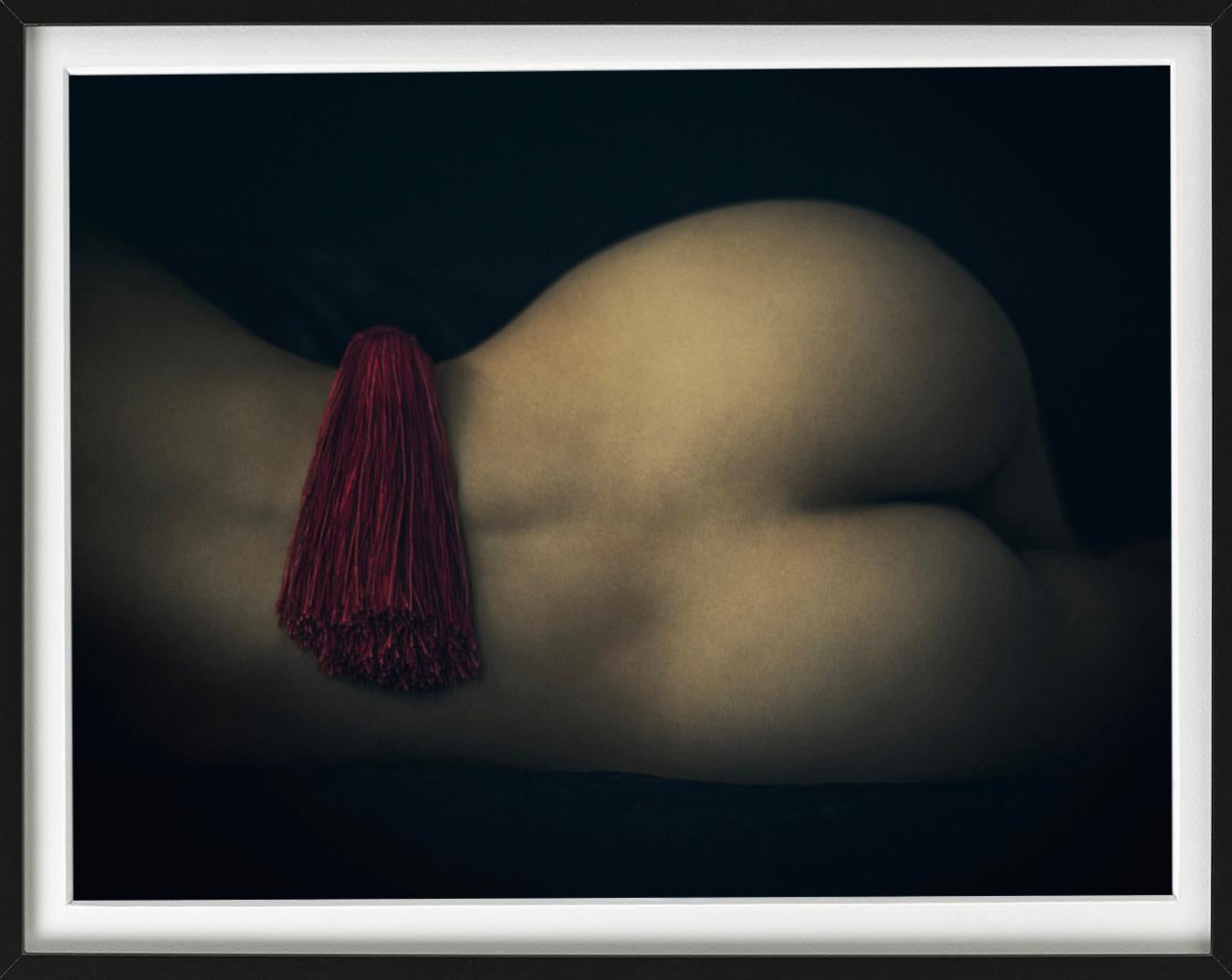 Après un rêve - dos et derrière nus avec un cordon rouge recouvert d'ombre - Photograph de Tina Trumpp