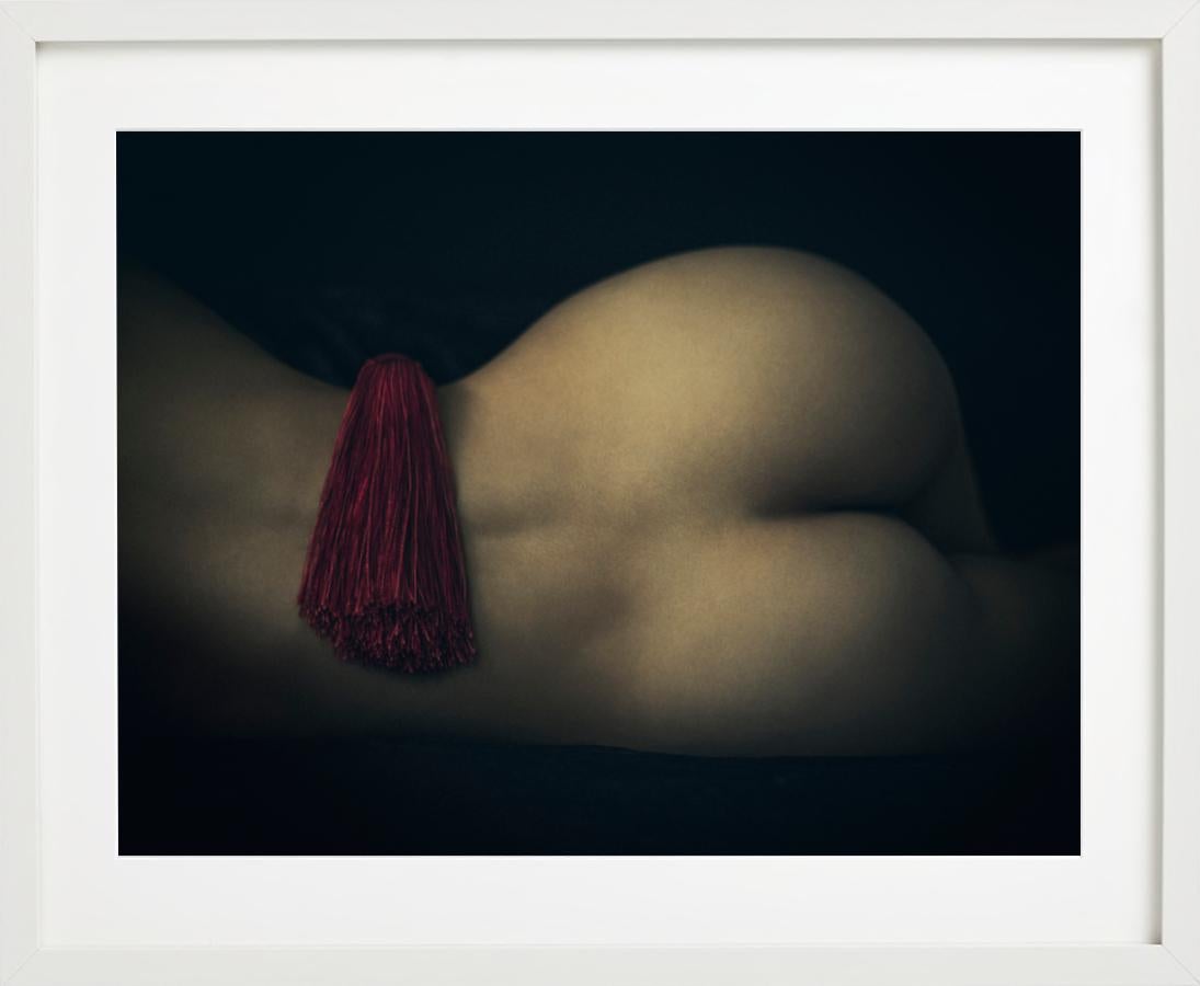 Après un rêve - dos et derrière nus avec un cordon rouge recouvert d'ombre - Contemporain Photograph par Tina Trumpp