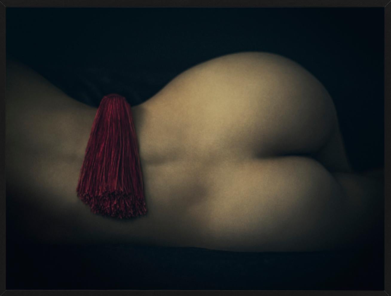 Après un rêve - dos et derrière nus avec un cordon rouge recouvert d'ombre en vente 2