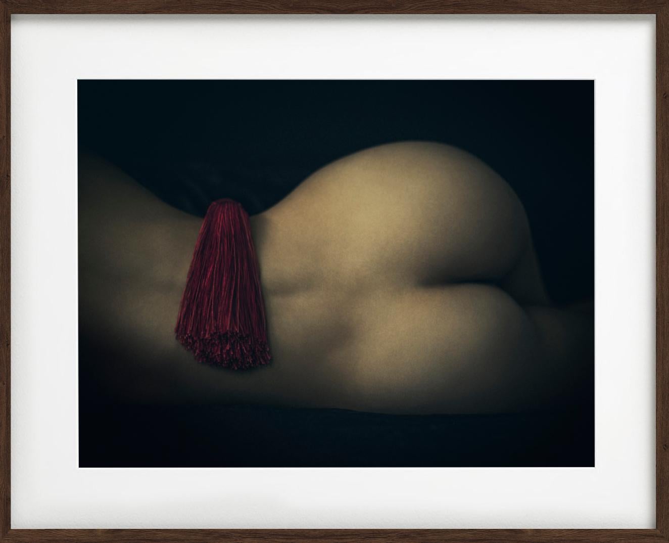 Après un rêve - dos et derrière nus avec un cordon rouge recouvert d'ombre en vente 3