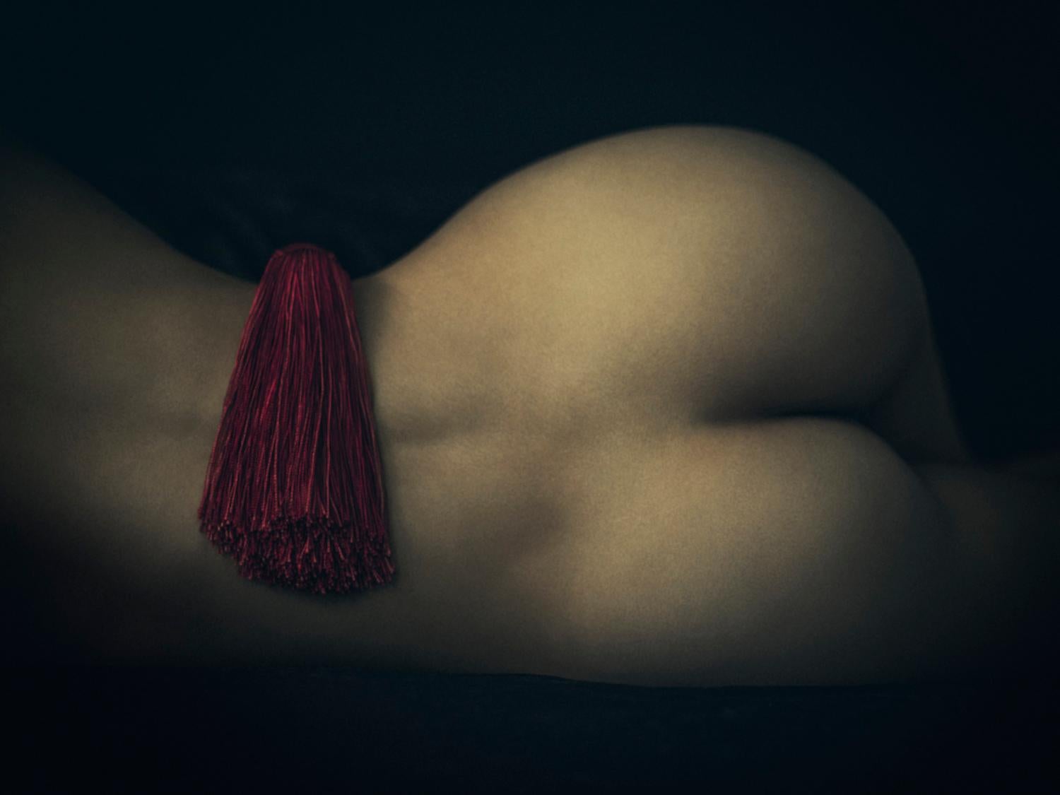 Color Photograph Tina Trumpp - Après un rêve - dos et derrière nus avec un cordon rouge recouvert d'ombre