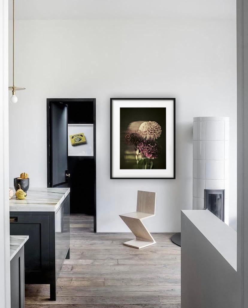 Blumenstrauß – Stillleben mit Blumenstrauß in Erde und dunklen Farben (Schwarz), Color Photograph, von Tina Trumpp