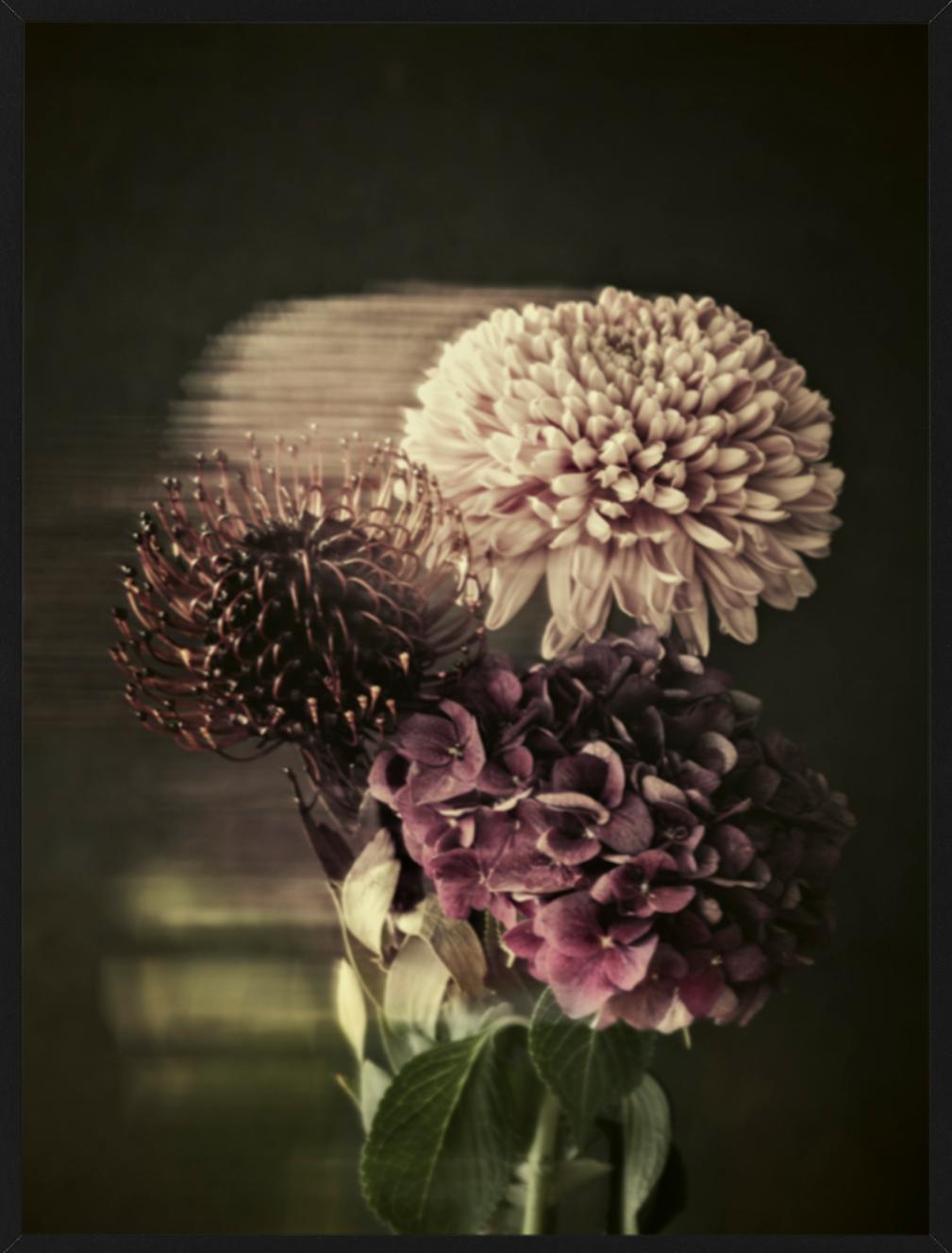 Fleurs - nature morte d'un bouquet de fleurs dans des couleurs sombres et terreuses en vente 1