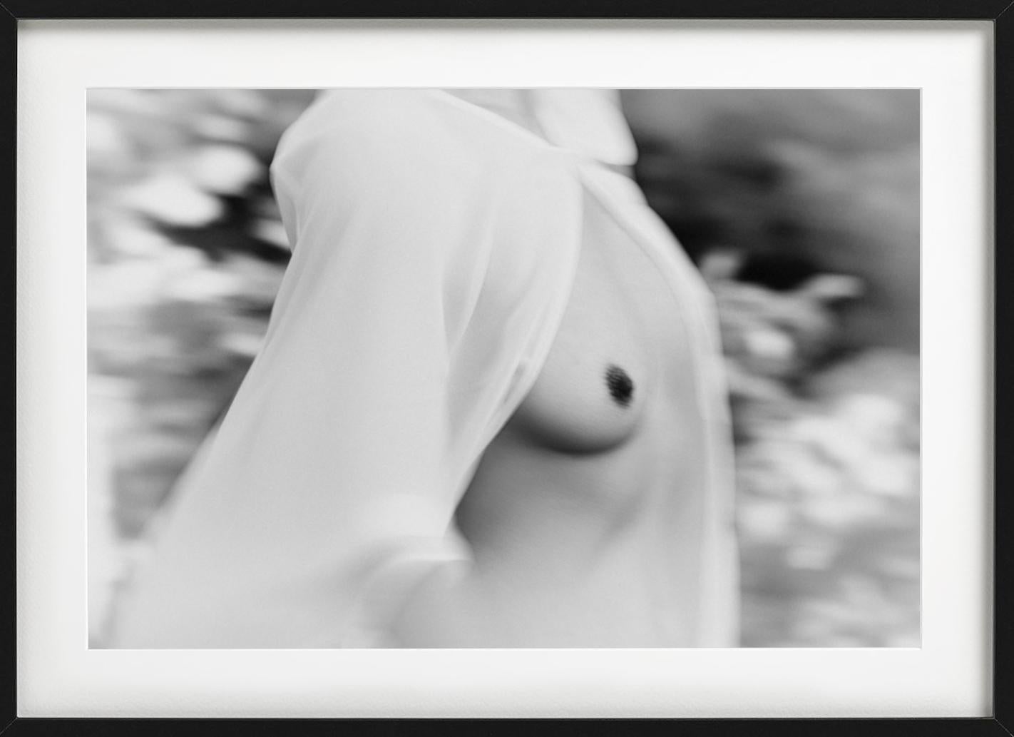 Judith – schwarz-weißer Akt mit entblößten Brüsten unter einer weißen Seidenbluse (Grau), Black and White Photograph, von Tina Trumpp