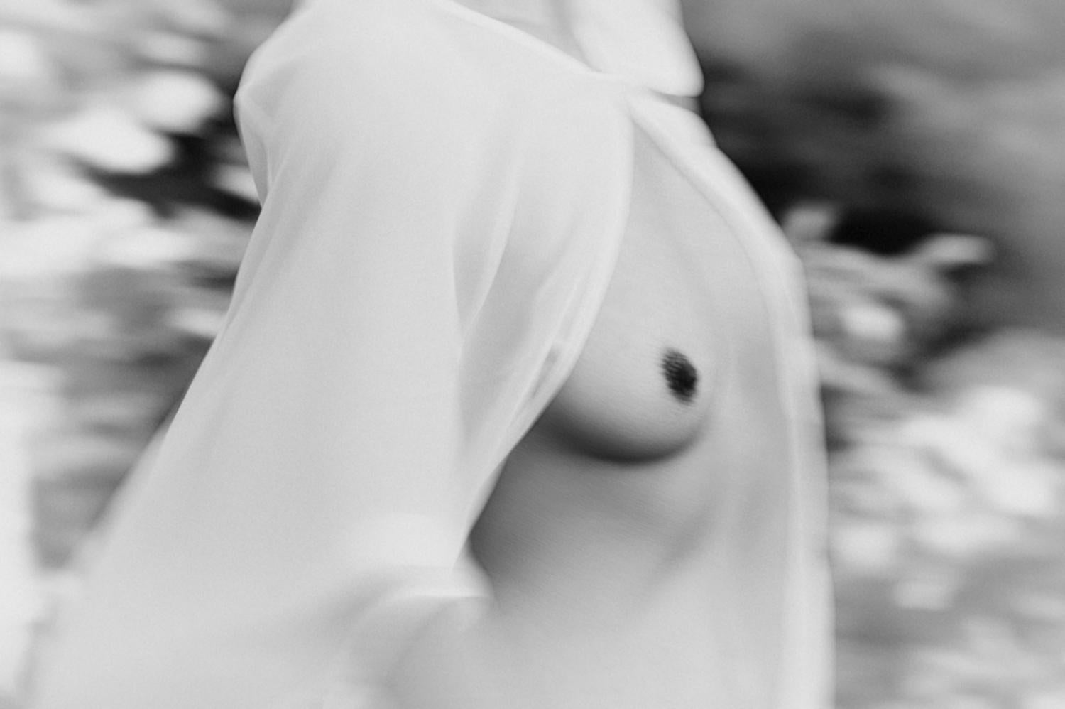 Tina Trumpp Black and White Photograph – Judith – schwarz-weißer Akt mit entblößten Brüsten unter einer weißen Seidenbluse