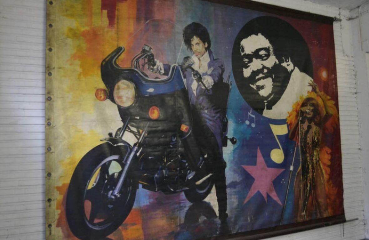 Tina Turner et Prince Carnival Banner Décoration murale en vente 11