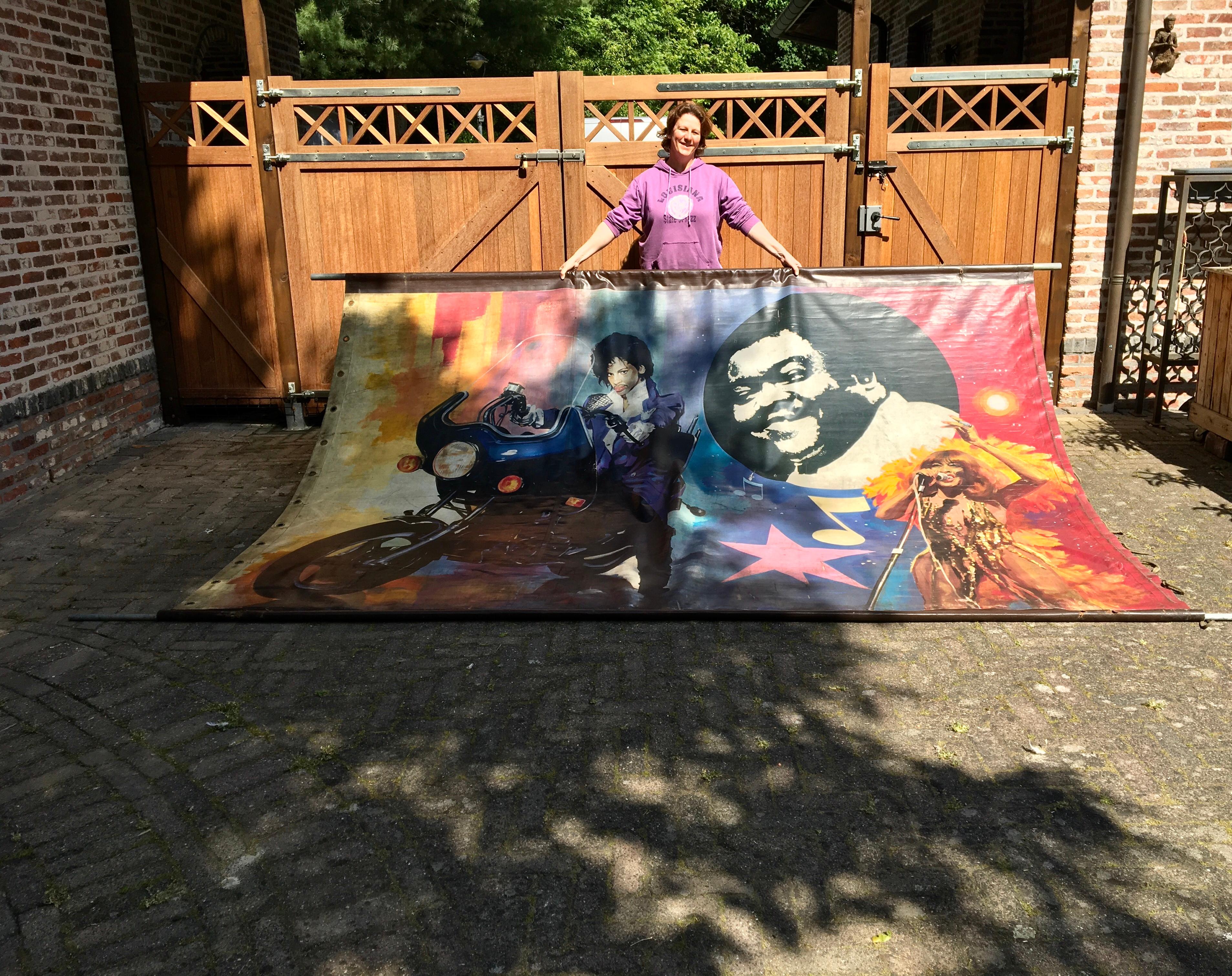 Tina Turner, Prince et Fats Domino ou Percy Sledge ( ?) , 
sur une grande bannière de carnaval. 
Bannière en toile peinte à la main utilisée dans les fêtes foraines pour une attraction d'autos tamponneuses et de voitures dodgem. Tous trois sont