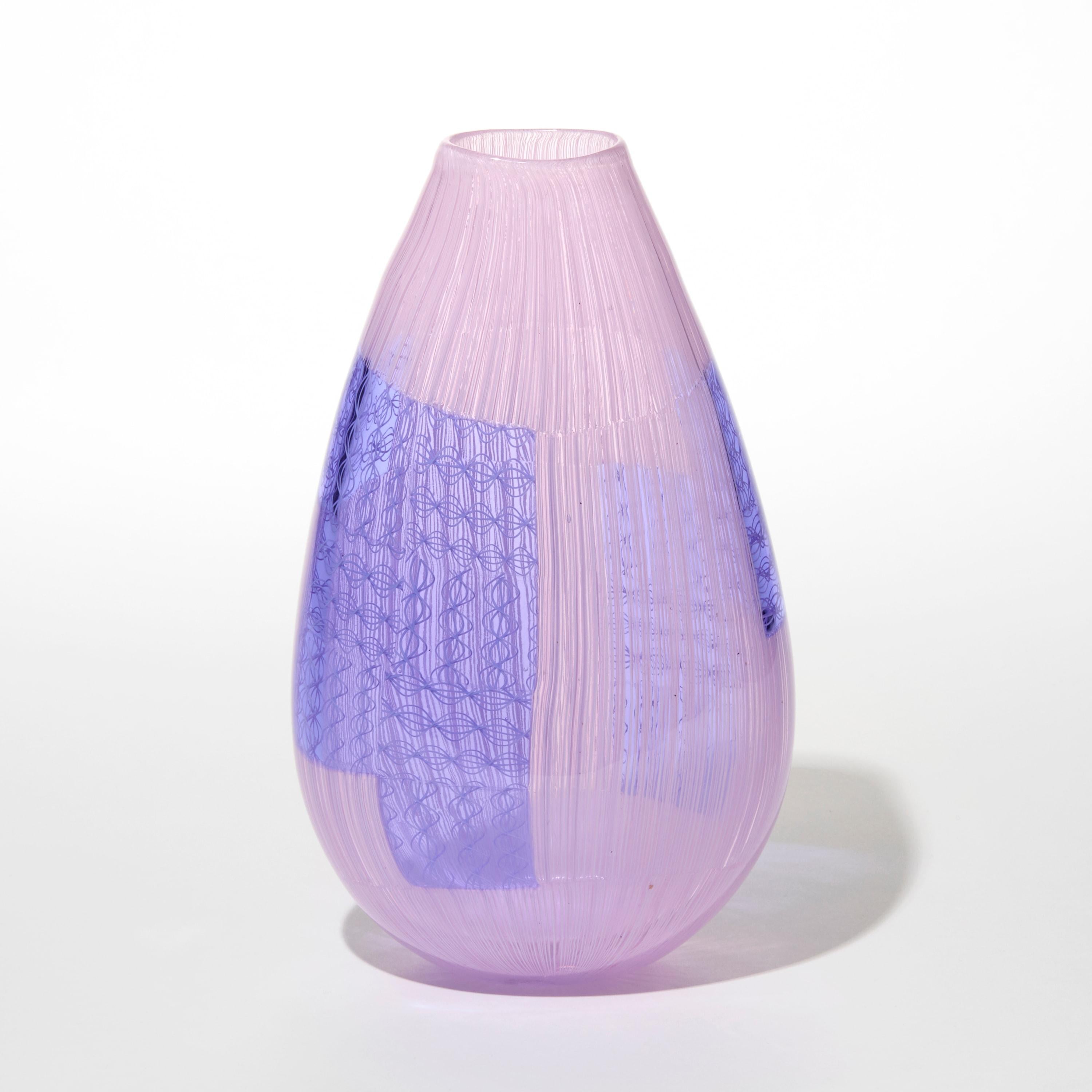 'Tincture No 1' è un vaso di vetro unico dell'artista americano Scott Benefield.

Scott Benefield è un artista, educatore e scrittore che ha conseguito l'MFA presso la Ohio State University nel 1990, dopo un anno trascorso in Svezia con una borsa di